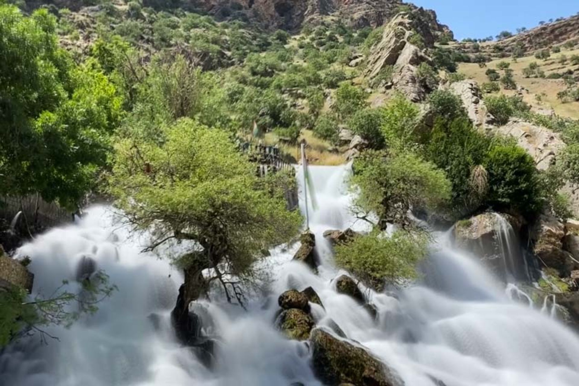 جریان خروشان آبشارهای بیخال