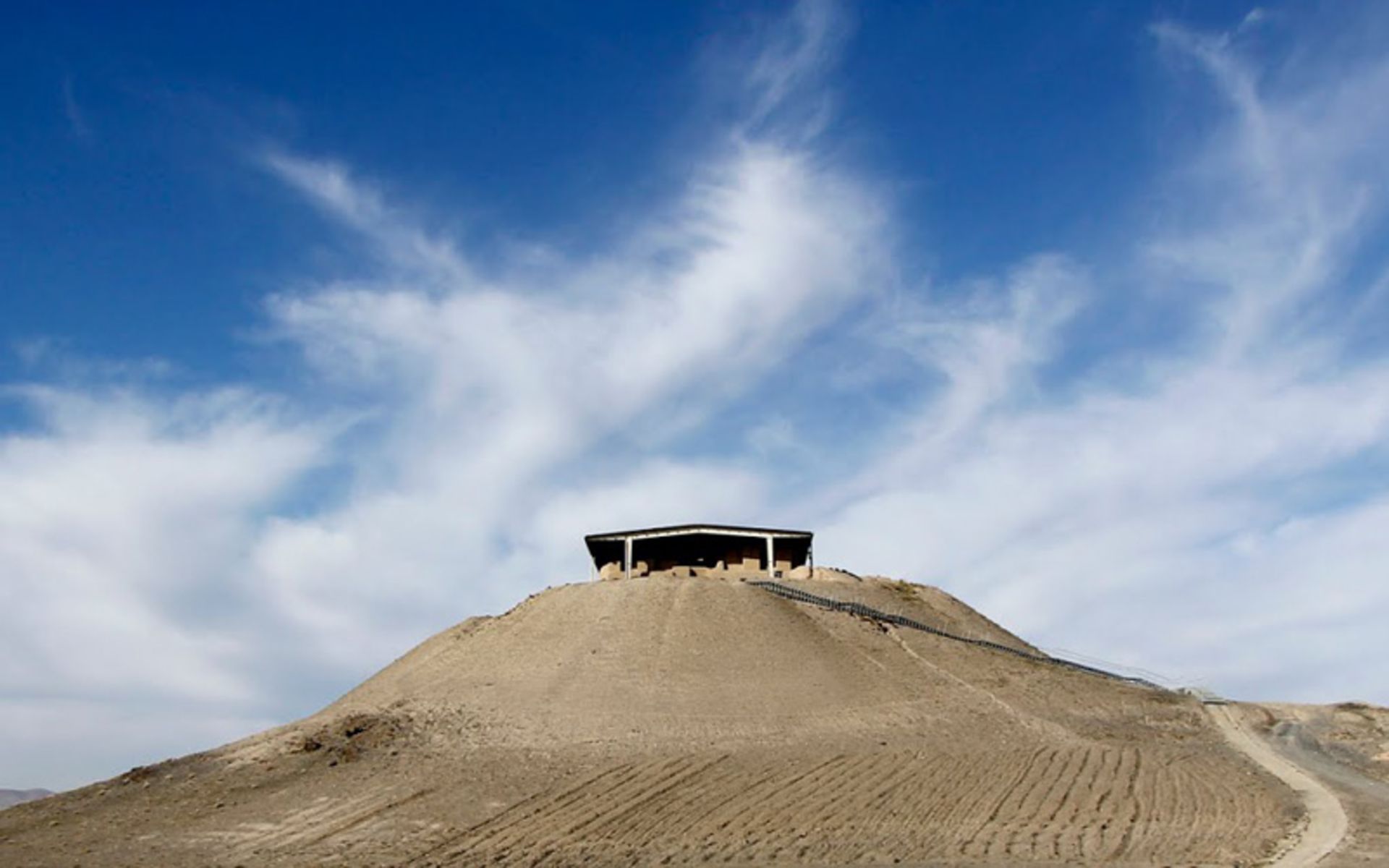 نمای پایینی از تپه نوشیجان