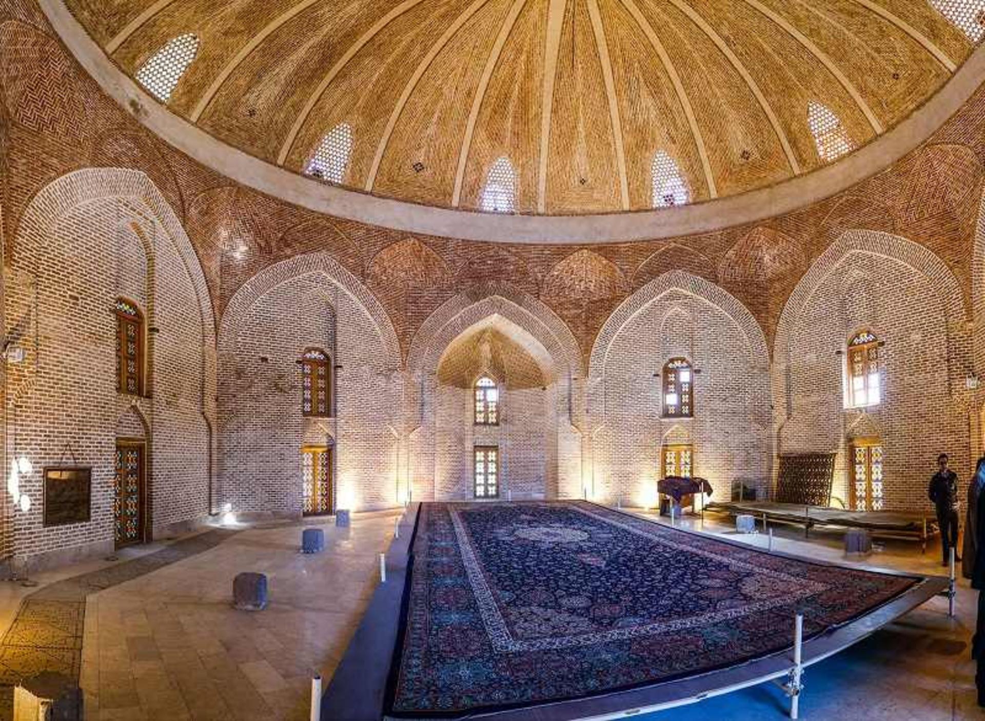 فرشهای نمایش داده شده در شیخ صفی الدین اردبیلی؛ منبع عکس: گوگل مپ؛ عکاس: Farid Mousavi.ard