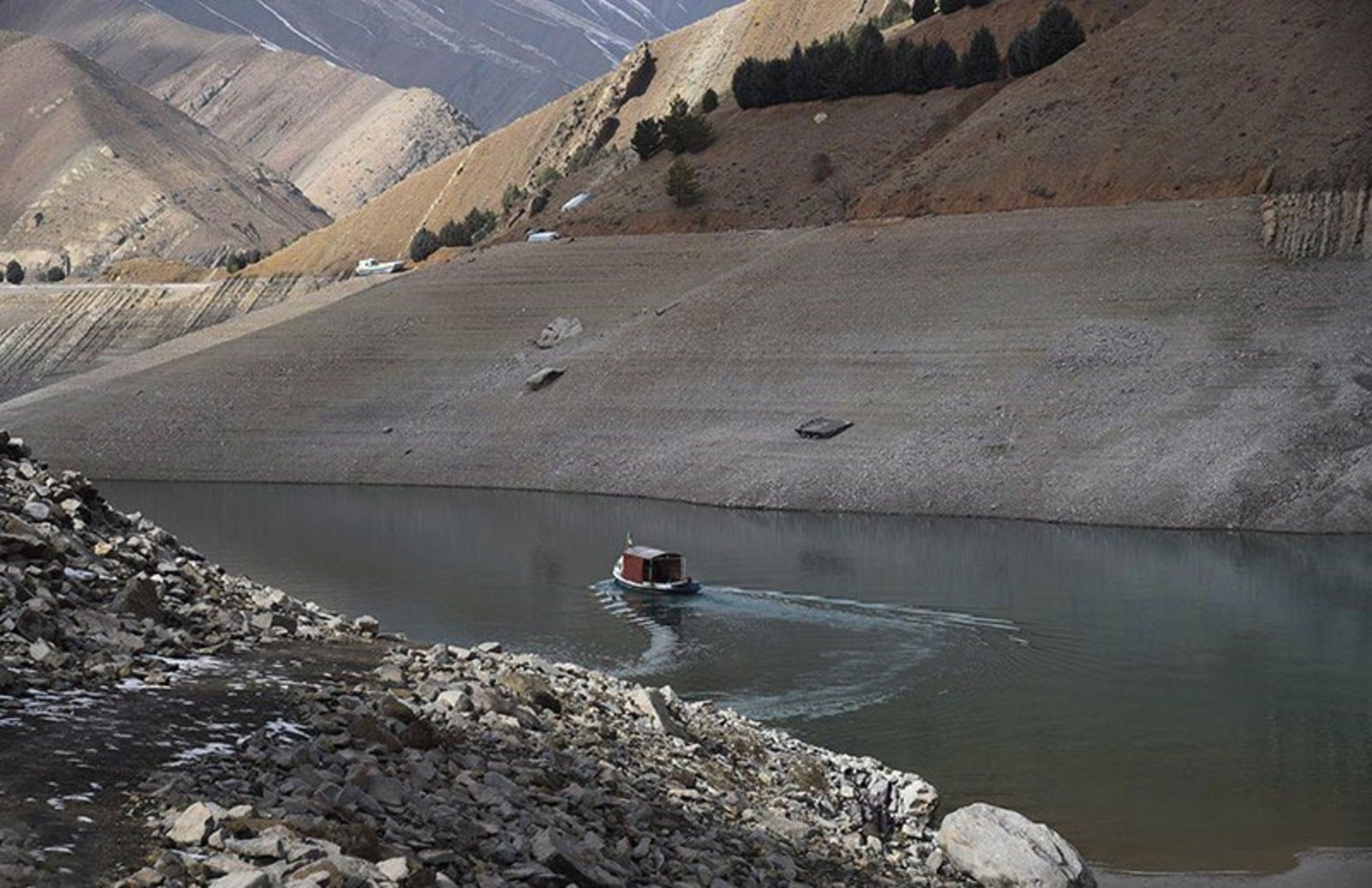 قایق سواری در دریاچه سد کرج؛ منبع عکس: خبرگزاری تسنیم؛ عکاس: محمدصادق نیک گستر