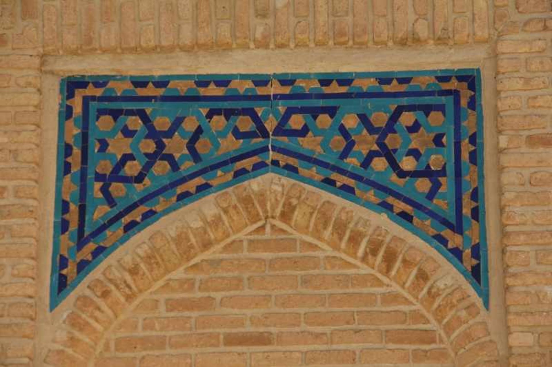 تزئینات فیروزه‌ای بقعه حیقوق نبی در تویسرکان؛ منبع عکس: گوگل مپ؛ عکاس: حامد یونسی