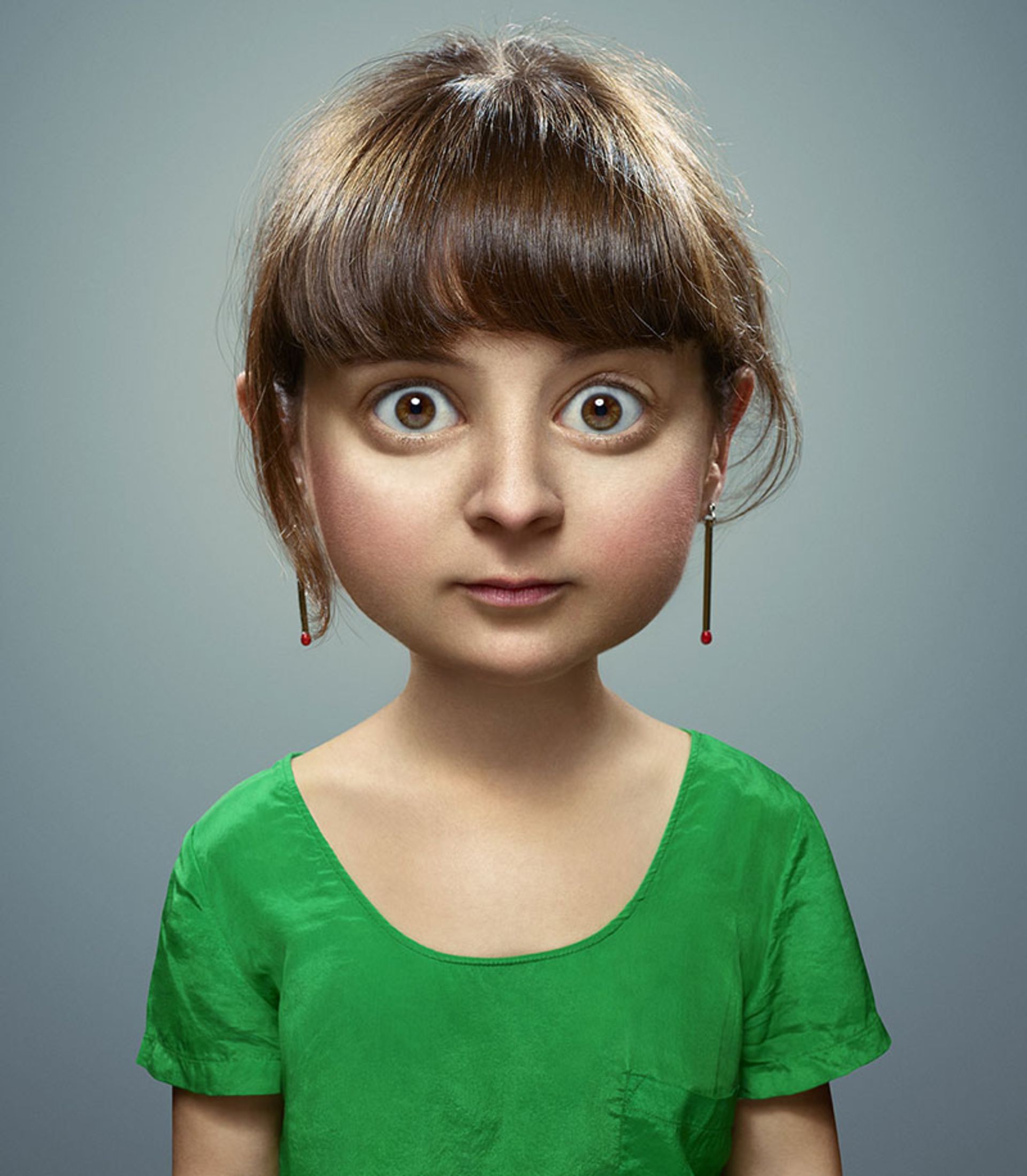 زن متعجب در لابس کودک؛  اثر Cristian Girotto