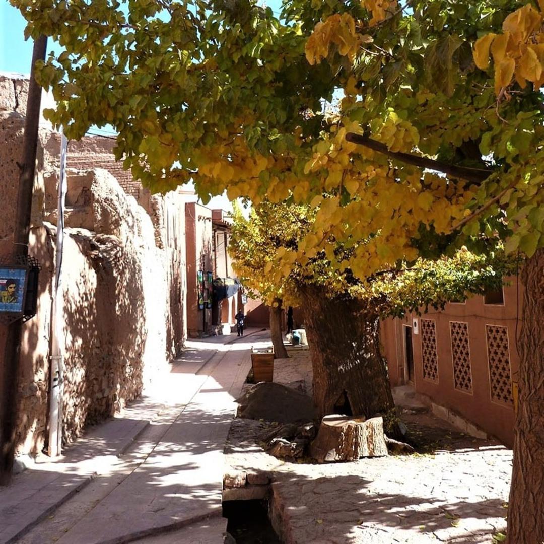 کوچه های پاییزی ابیانه، منبع عکس: tripadvisor.com، عکاس: rumabo