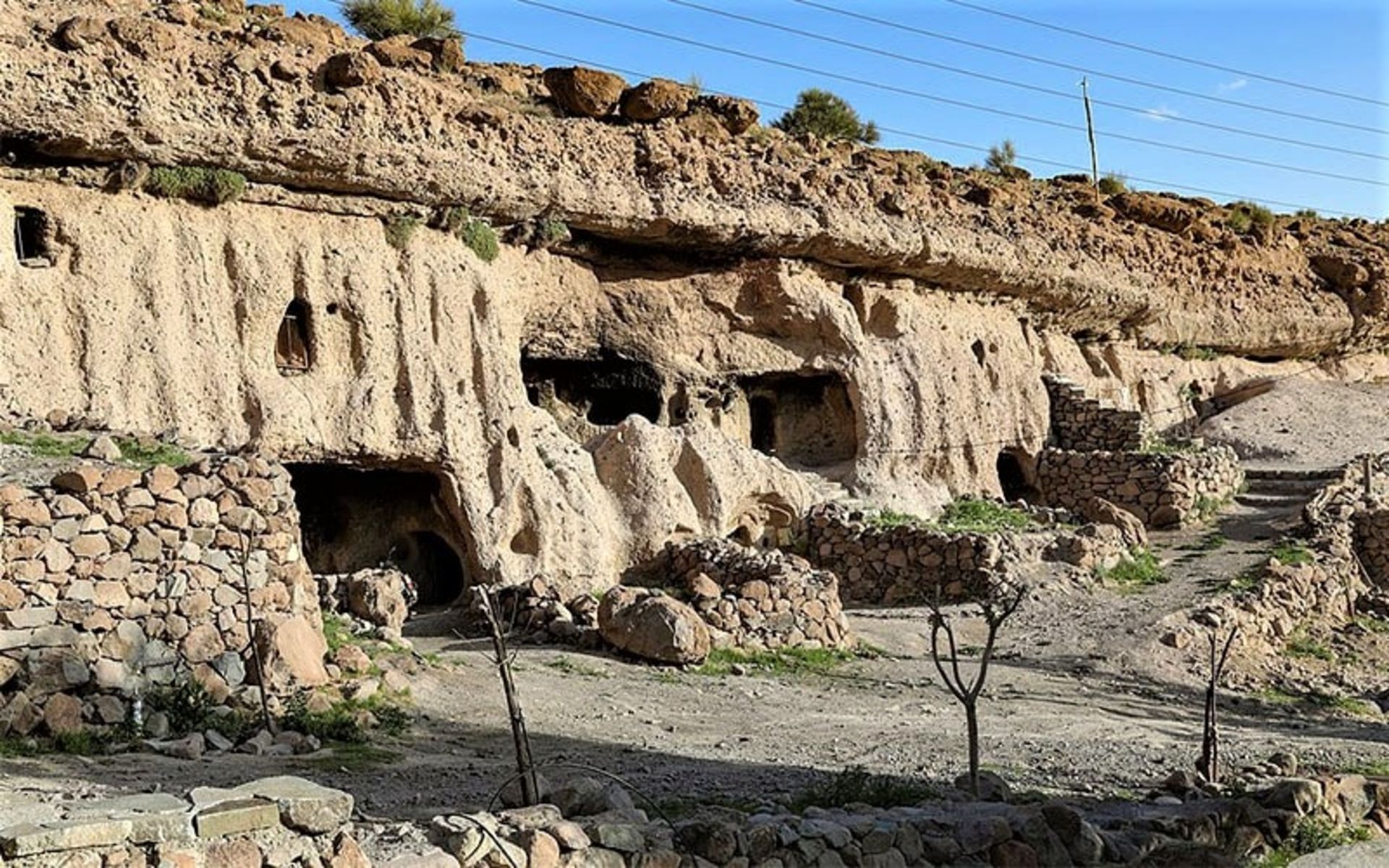 خانه های غارمانند در میمند کرمان، منبع عکس: ویکی مدیا، عکاس: ninara