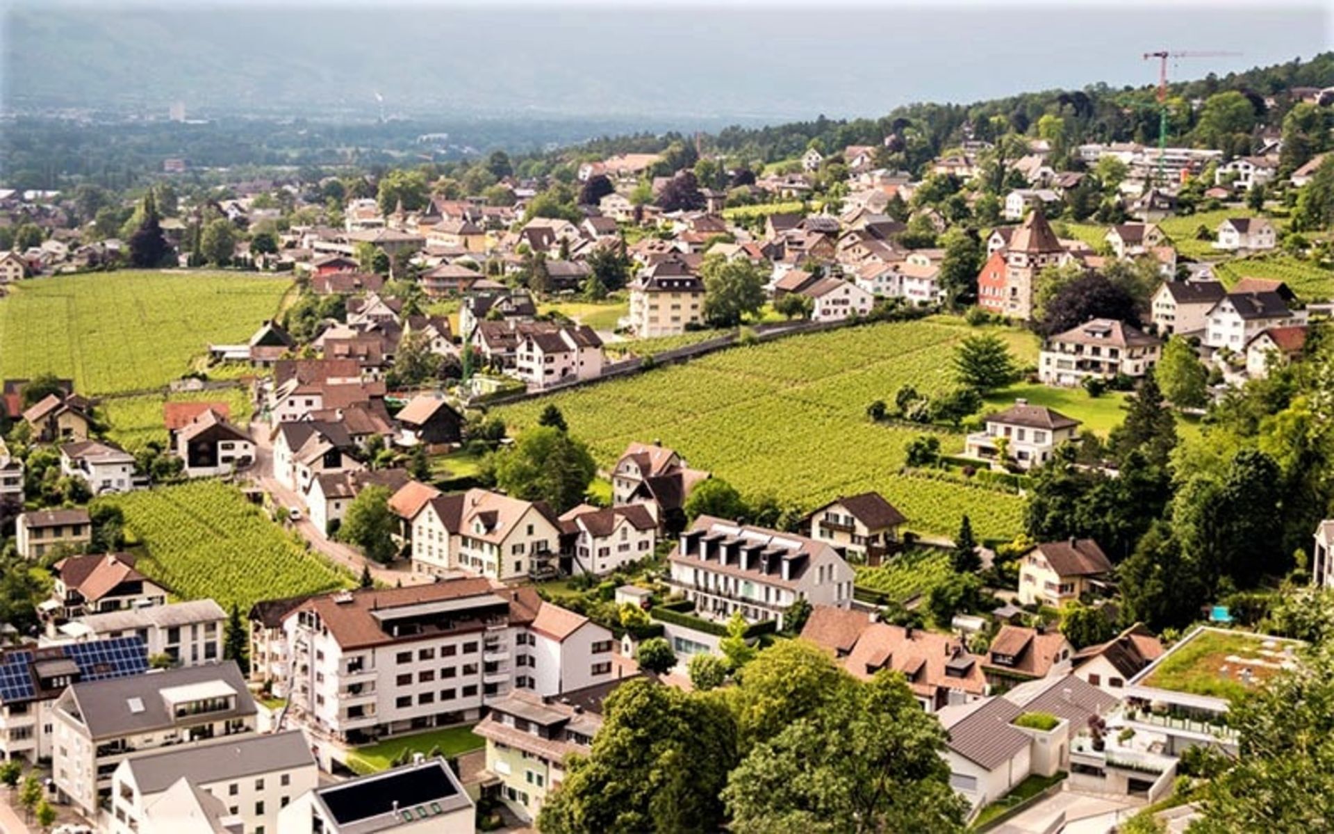 عکس هوایی از پایتخت لیختن اشتاین، منبع عکس: getbybus.com، عکاس: ناشناس