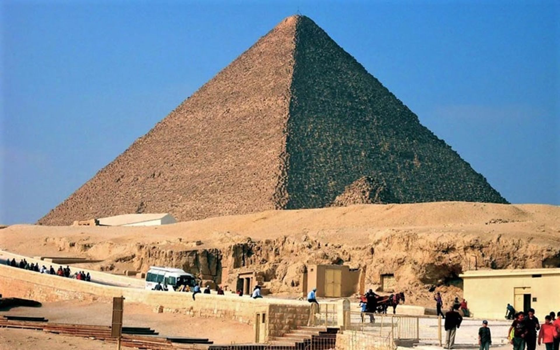 گردشگران در هرم بزرگ جیزه مصر، 