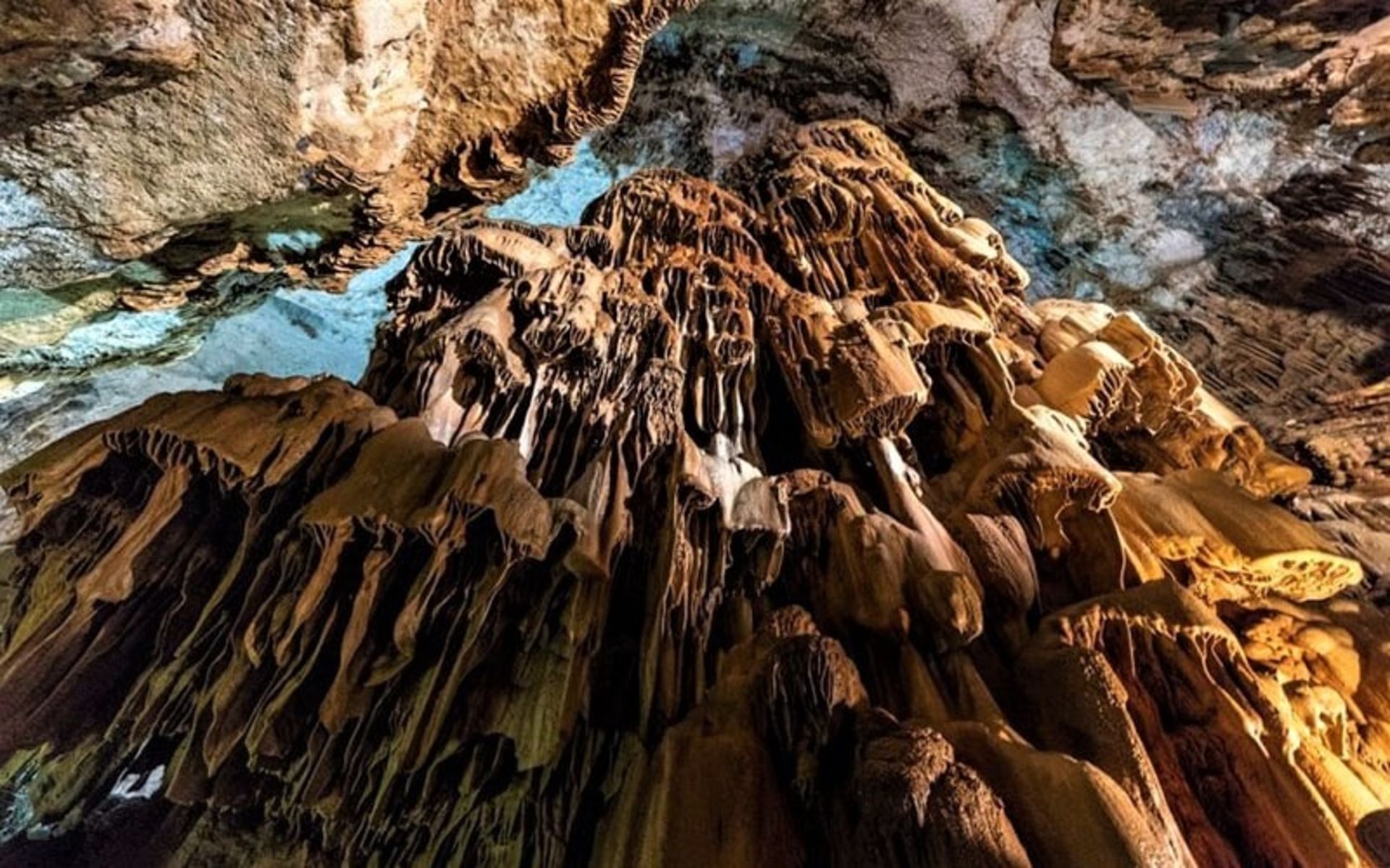 عکس از غار جعیتا در لبنان، منبع عکس: eugene.kaspersky.com، عکاس: ناشناس