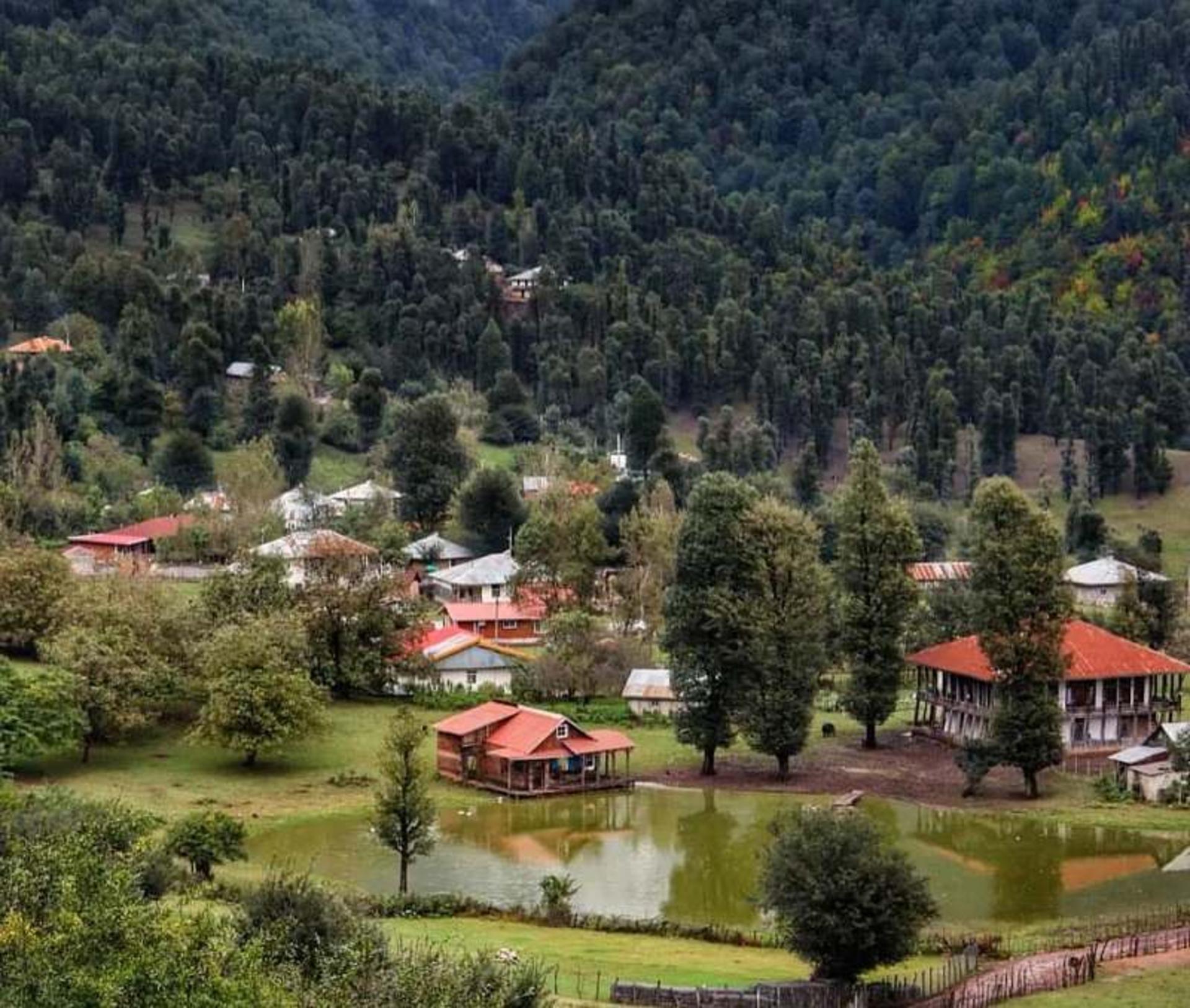 منظره کلی روستای استخرگاه؛ منبع عکس: گوگل مپ: عکاس MOHAMMADREZA YAGHOUBI SHAVAKII.jpg