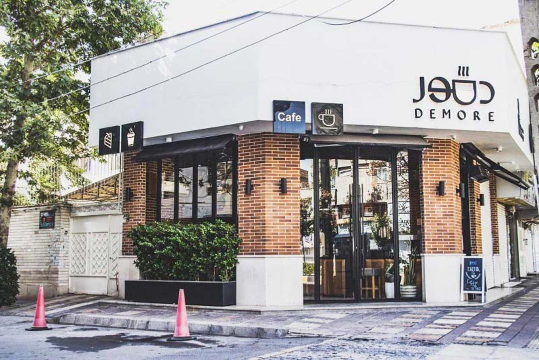نمای بیرونی کافه دمور قزوین؛ منبع عکس: اینستاگرام demore.cafe؛ عکاس: نامشخص