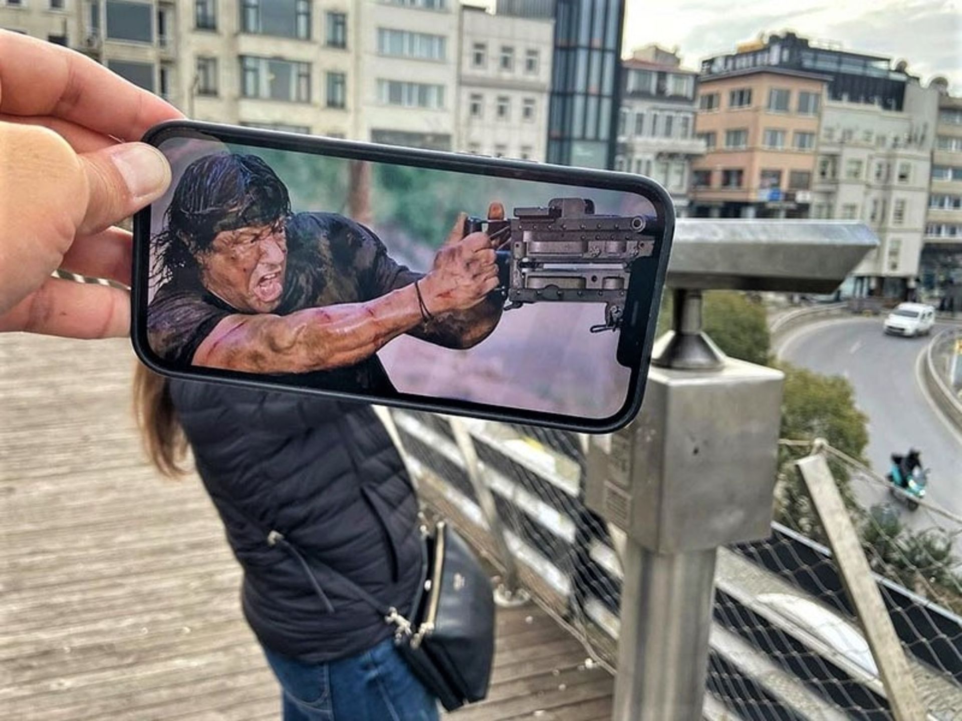 تلفیق عکس راکی با زنی در حال تماشای شهر