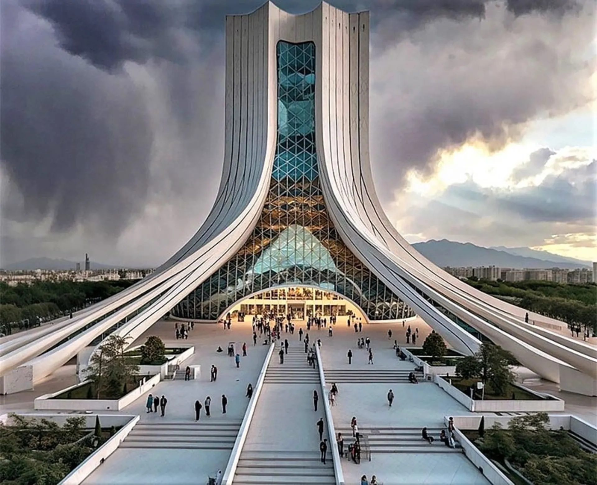 نمای برج آزادی به شکل کتابخانه