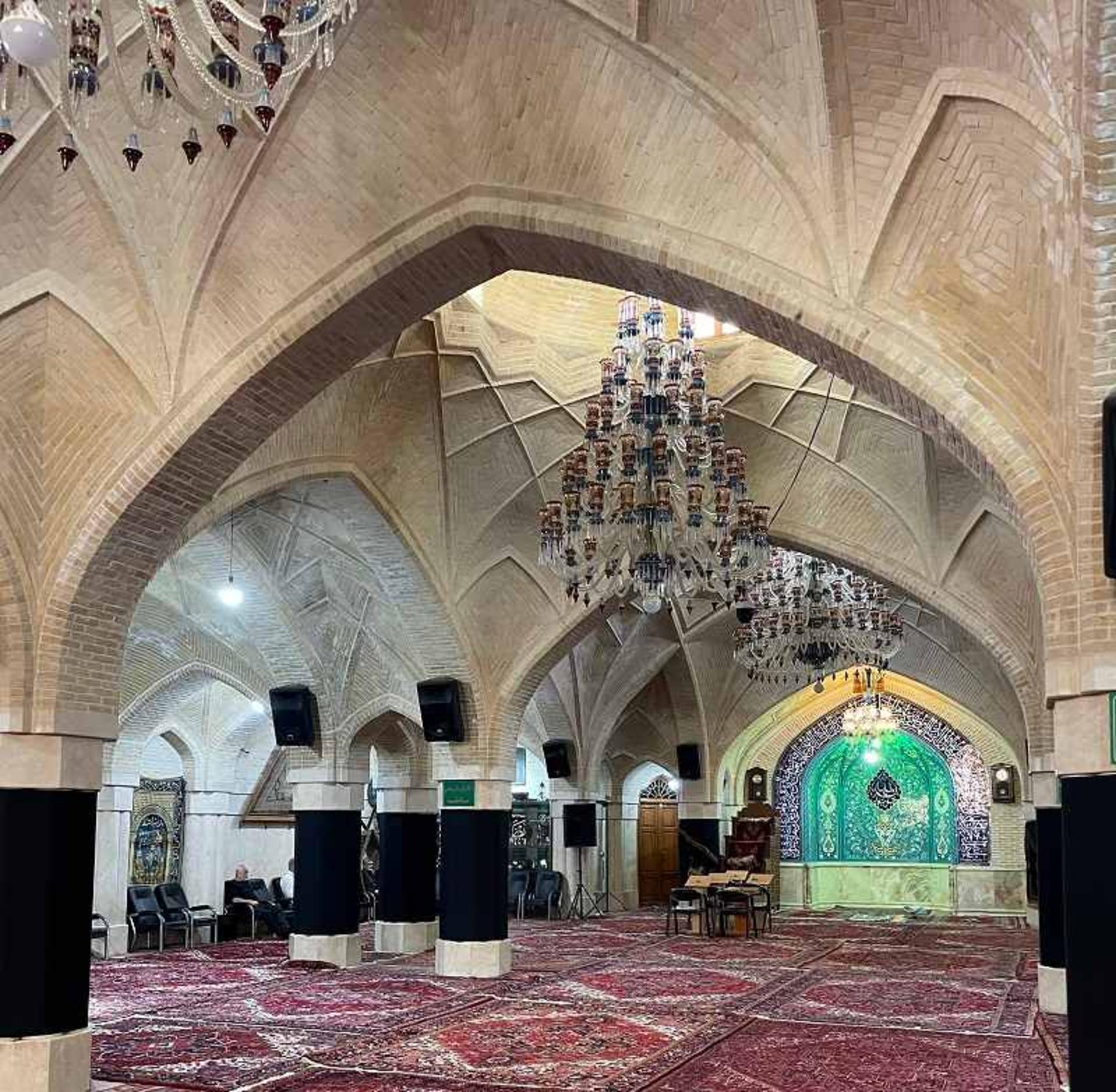 فضای داخلی مسجد عالی قاپو؛ منبع عکس: گوگل مپ؛ عکاس: sadegh keighobady