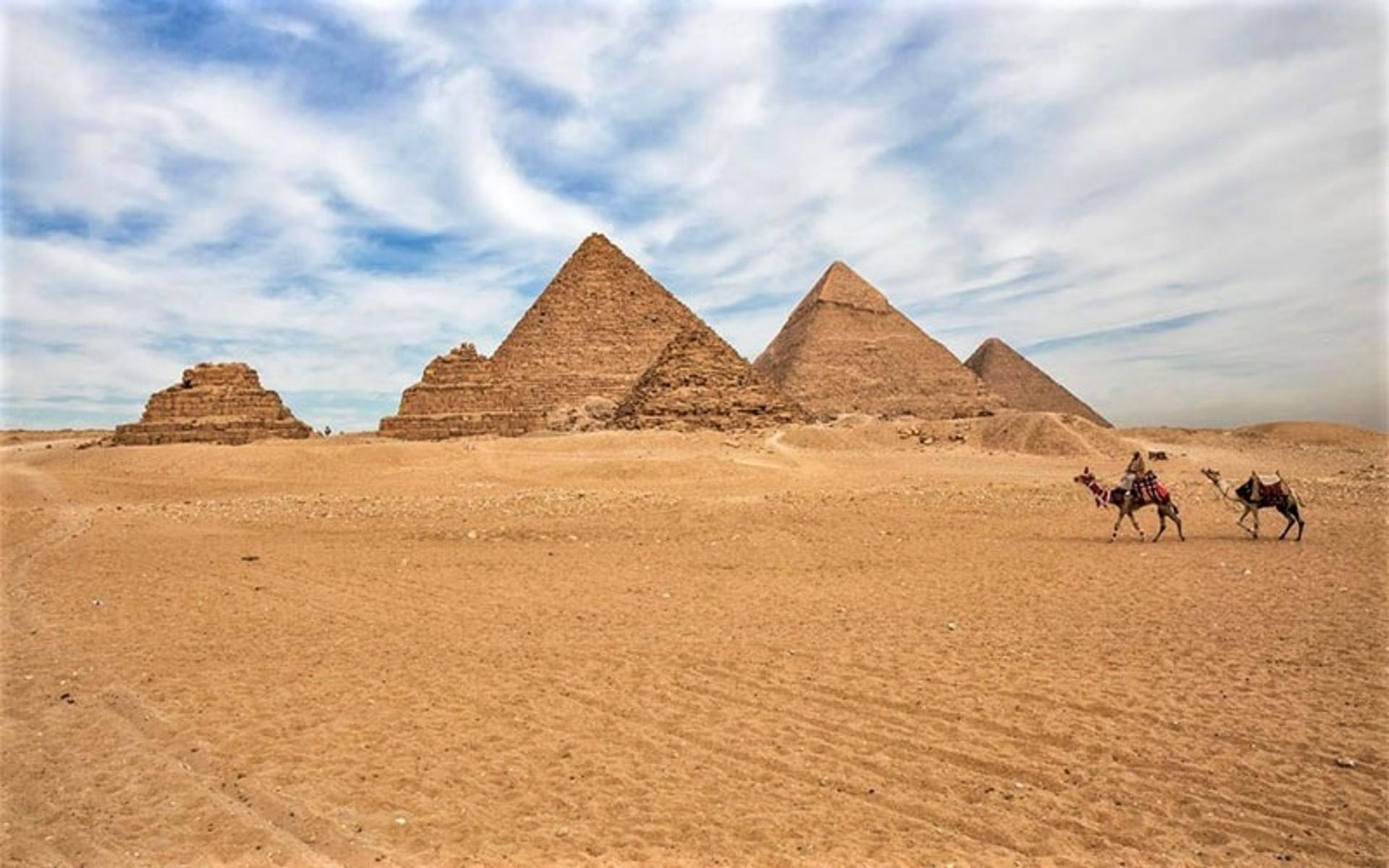 اهرام بزرگ جیزه در مصر، منبع عکس: earthtrekkers.com، عکاس: ناشناس