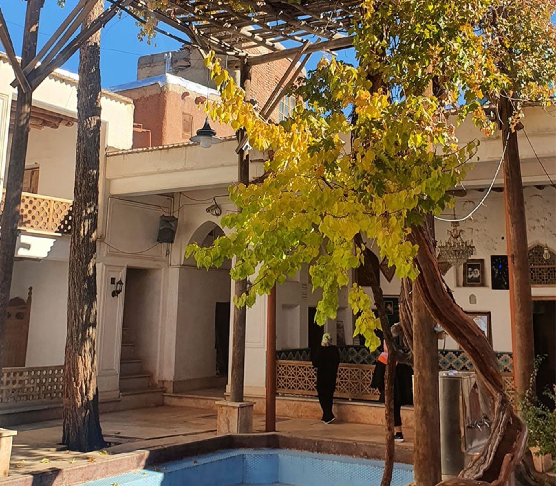 حیاط مسجد در روستای ابیانه، منبع عکس: گوگل مپ، عکاس: Maj Raf
