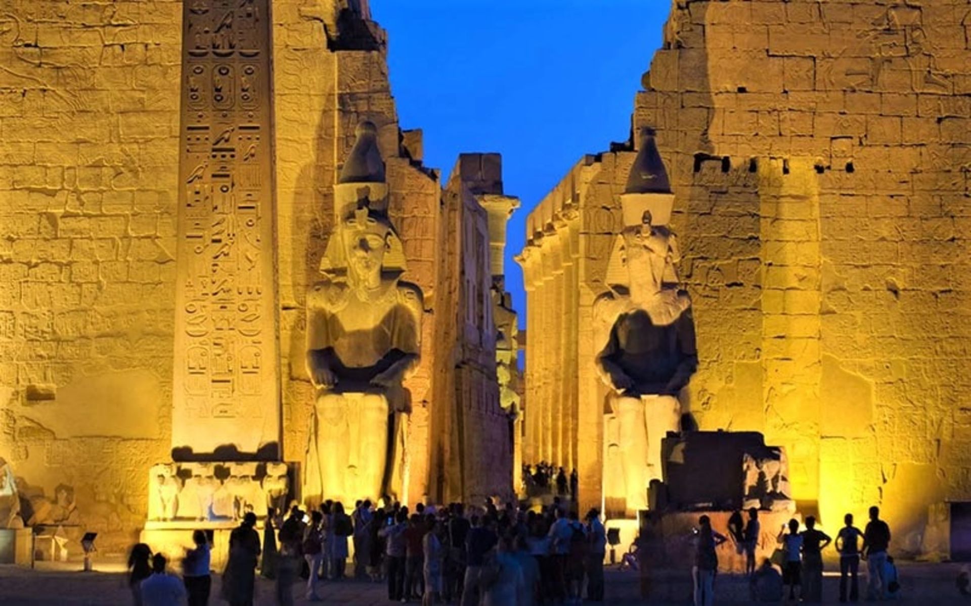 الاقصر مصر در شب، منبع عکس: britannica.com، عکاس: ناشناس