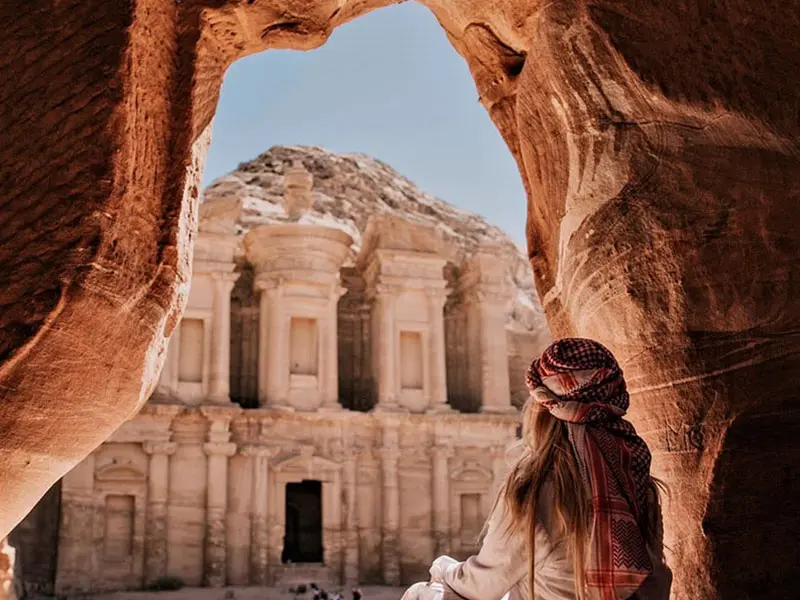 گردشگر زن در حال تماشای پترا اردن، منبع عکس: charlieswanderings.com، عکاس: ناشناس