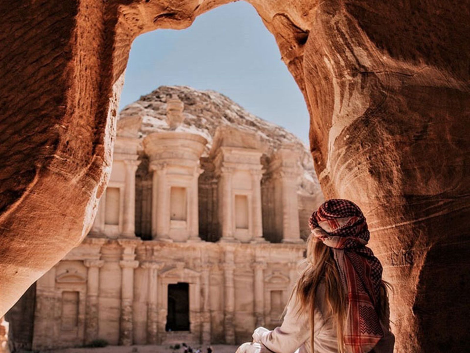 گردشگر زن در حال تماشای پترا اردن، منبع عکس: charlieswanderings.com، عکاس: ناشناس