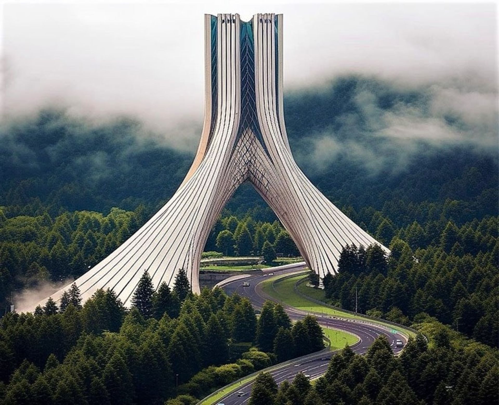 عبور جاده جنگلی از وسط برج آزادی