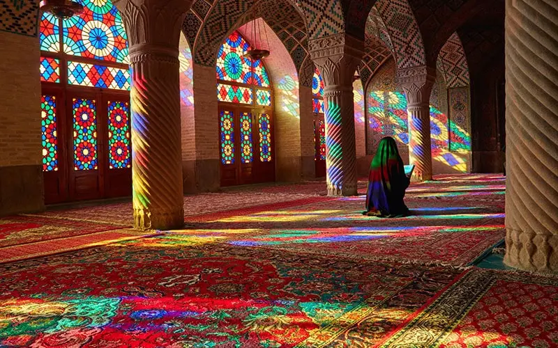 فضای داخلی مسجد نصیرالملک شیراز، منبع عکس: visitworldheritage.com، عکاس: ناشناس