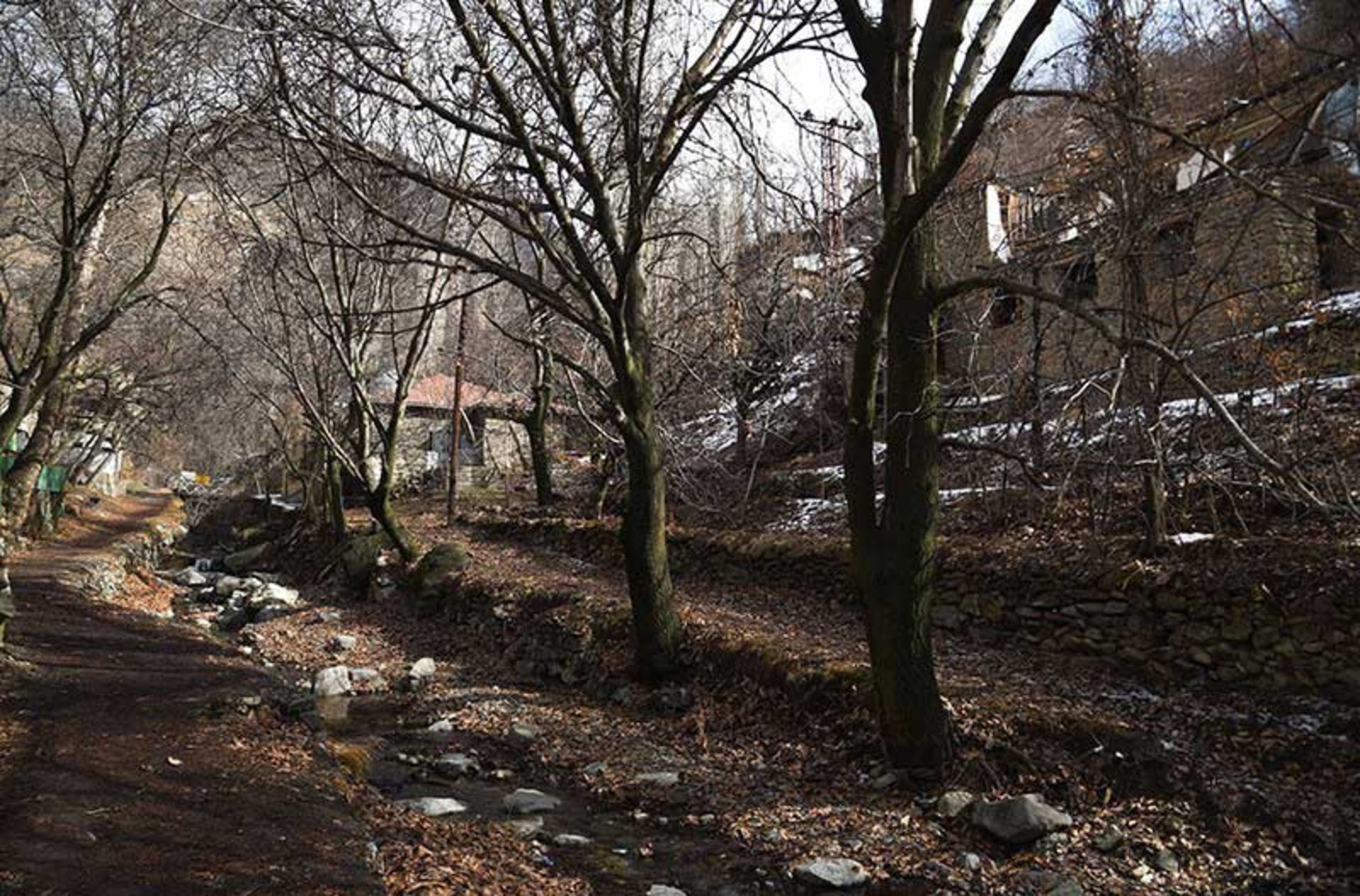 کوچه باغ زمستانی واریان؛ منبع عکس: خبرگزاری تسنیم؛ عکاس: محمدصادق نیک گستر