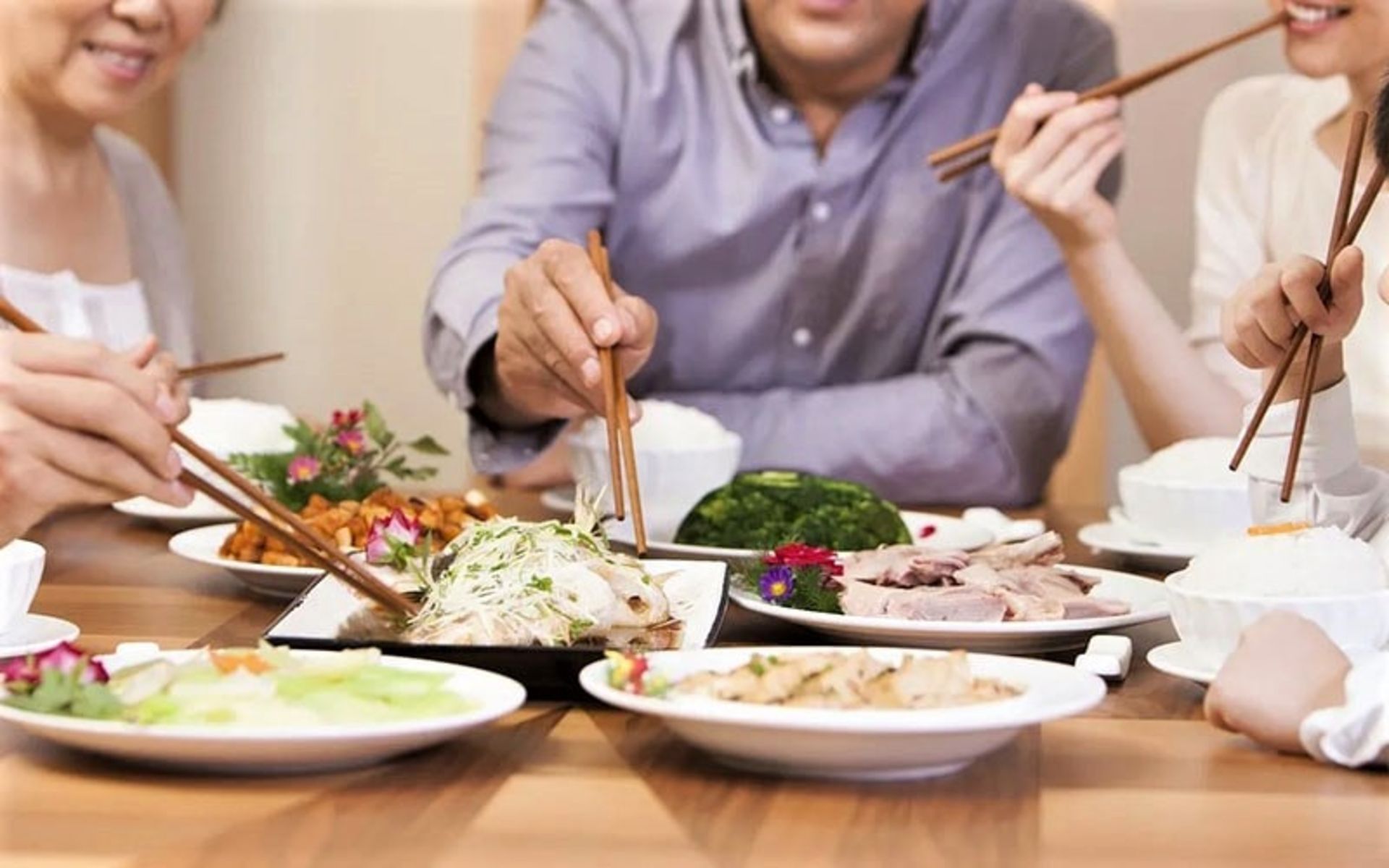 خانواده‌ چینی مشغول صرف غذا