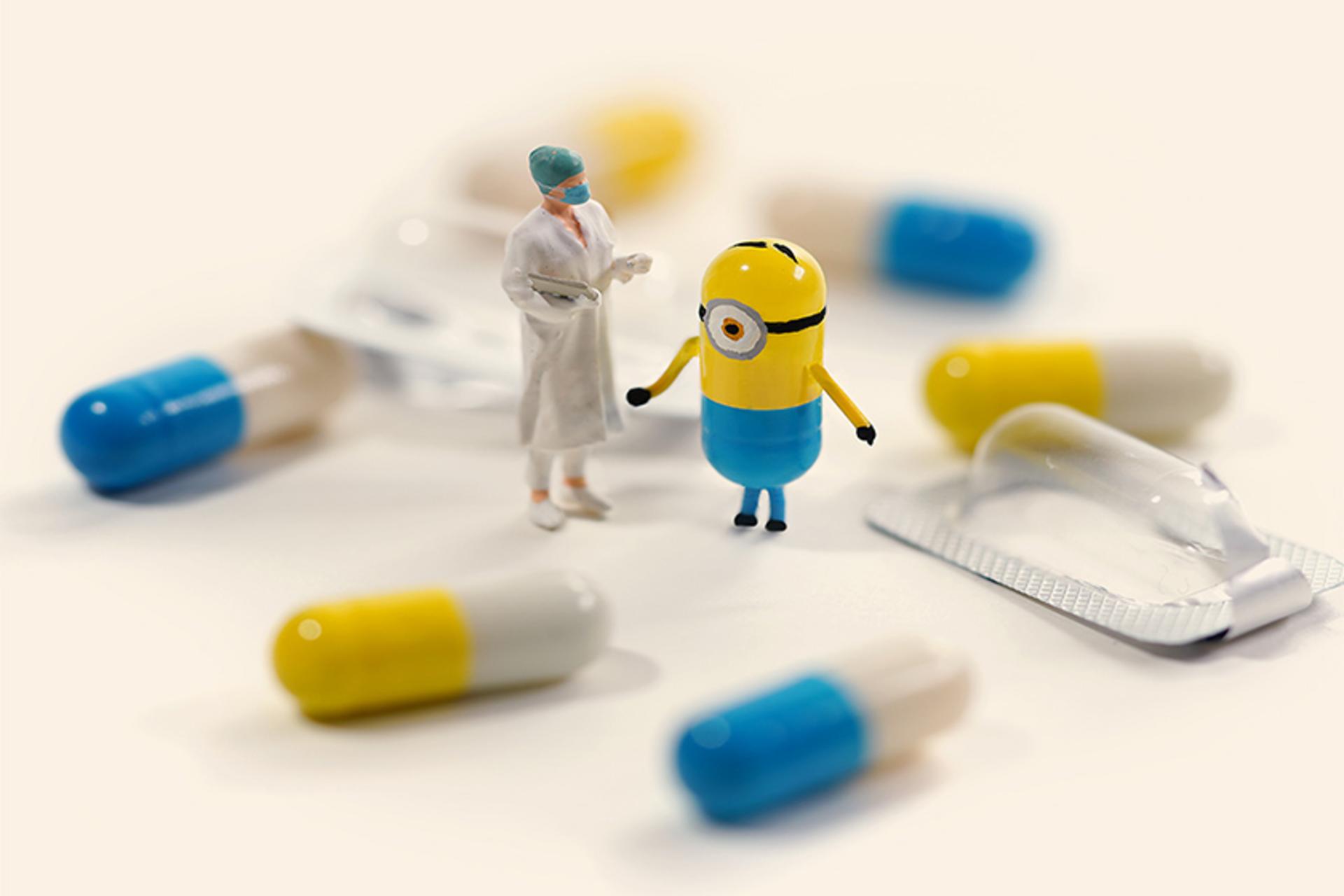 تبدیل قرص و کپسول به شخصیت کارتونی مینیون؛  منبع و صاحب اثر Tatsuya Tanaka