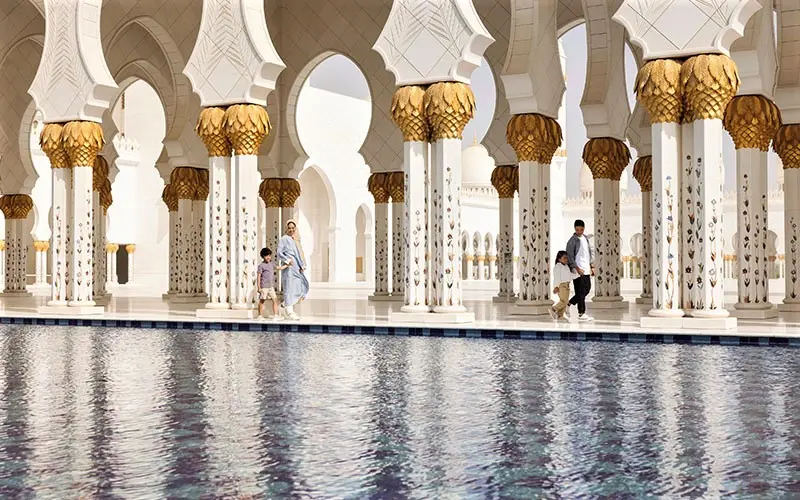 حضور گردشگران در مسجد شیخ زاید امارات، منبع عکس: visitabudhabi.ae، عکاس: ناشناس