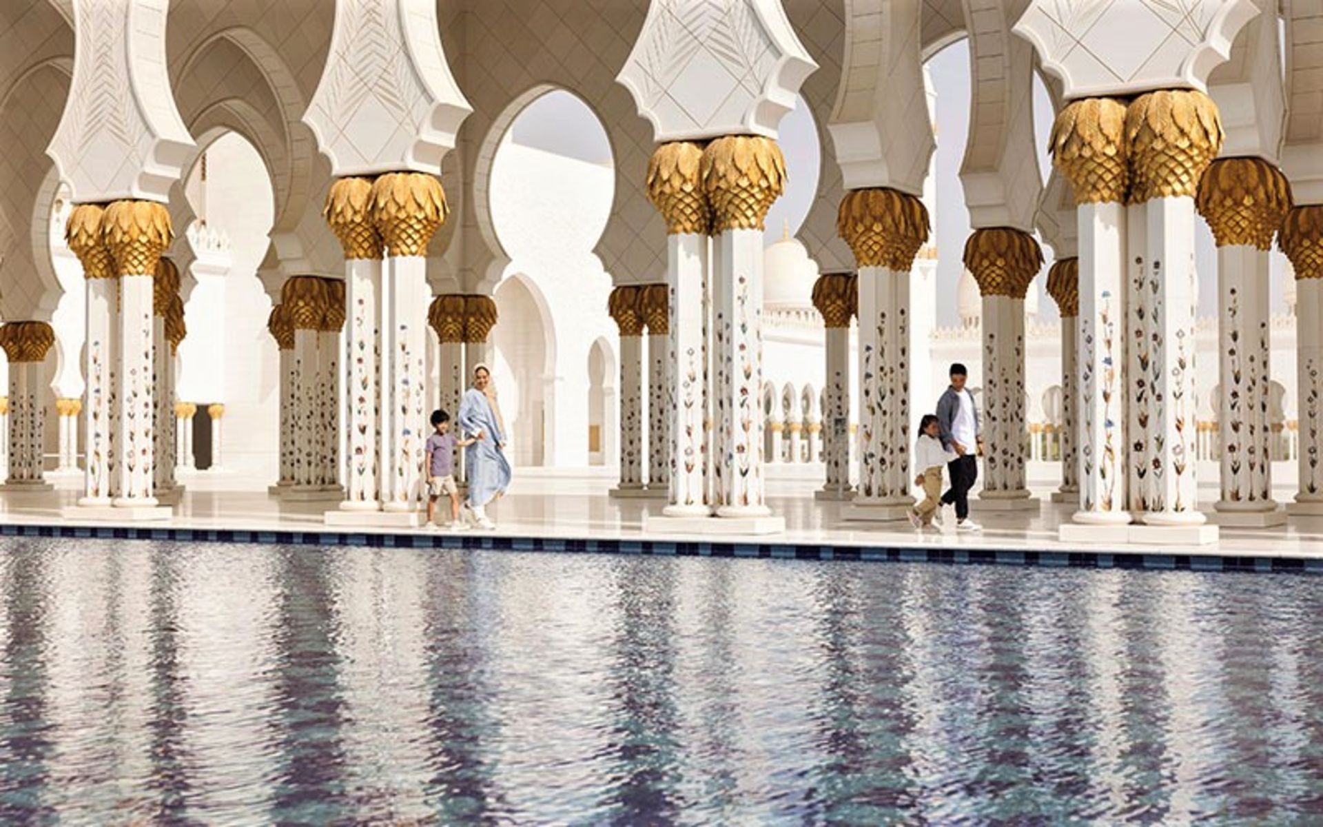 حضور گردشگران در مسجد شیخ زاید امارات، منبع عکس: visitabudhabi.ae، عکاس: ناشناس