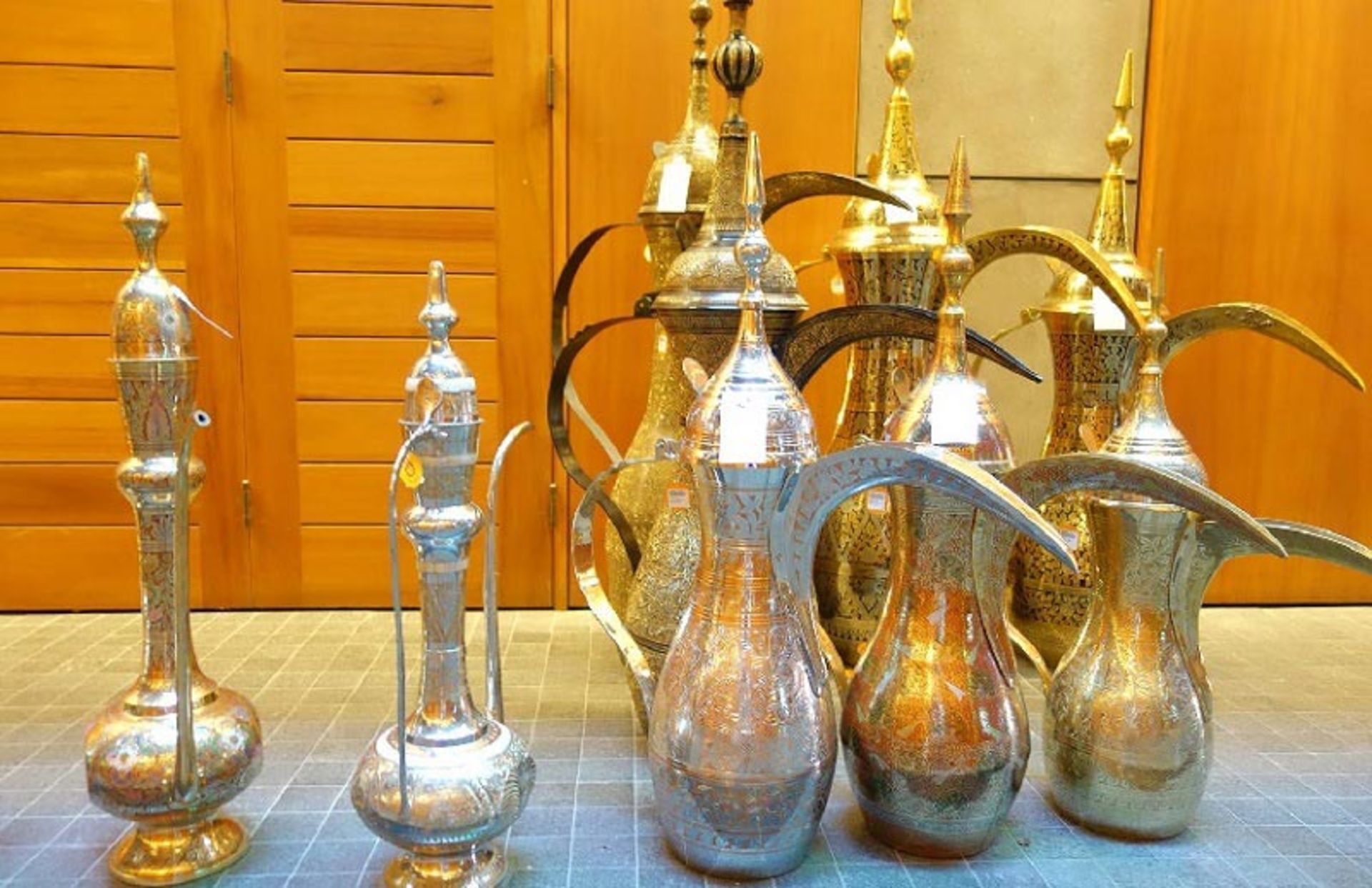 ظروف قهوه‌خوری عربی یا دله؛ منبع عکس: hotels.com؛ عکاس: نامشخص 