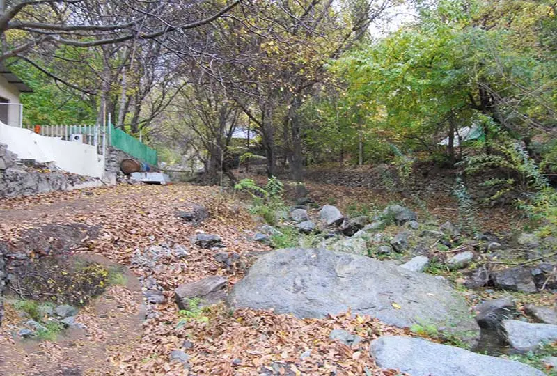 کوچه باغ روستای  واریان؛ منبع عکس: sedayemoallem؛ عکاس: نامشخص