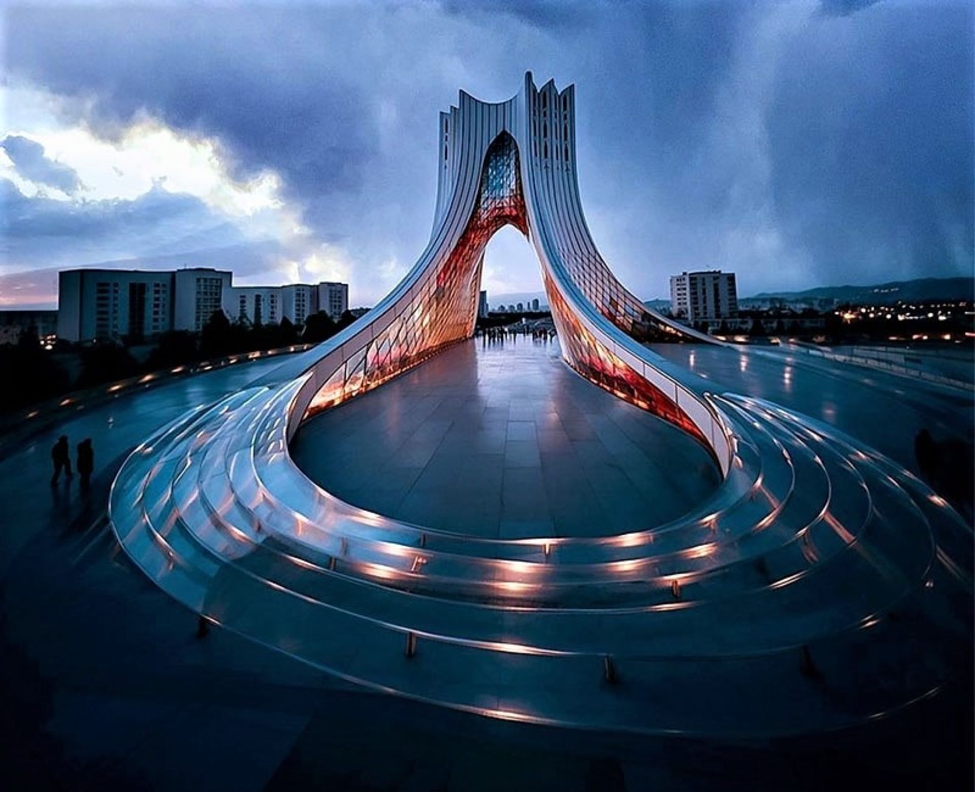 طراحی برج آزادی با شیشه های رنگی