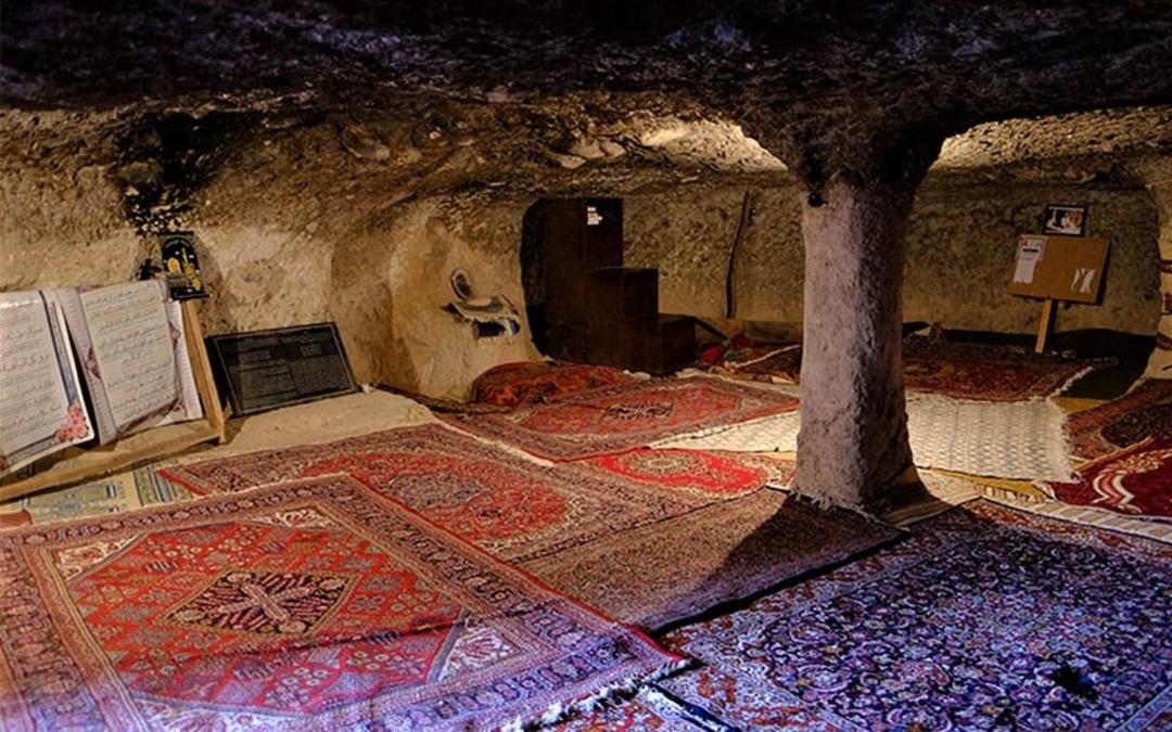 فضای داخلی مسجد روستای میمند، منبع عکس: tasteiran.net، عکاس: شهروز اسماعیلی