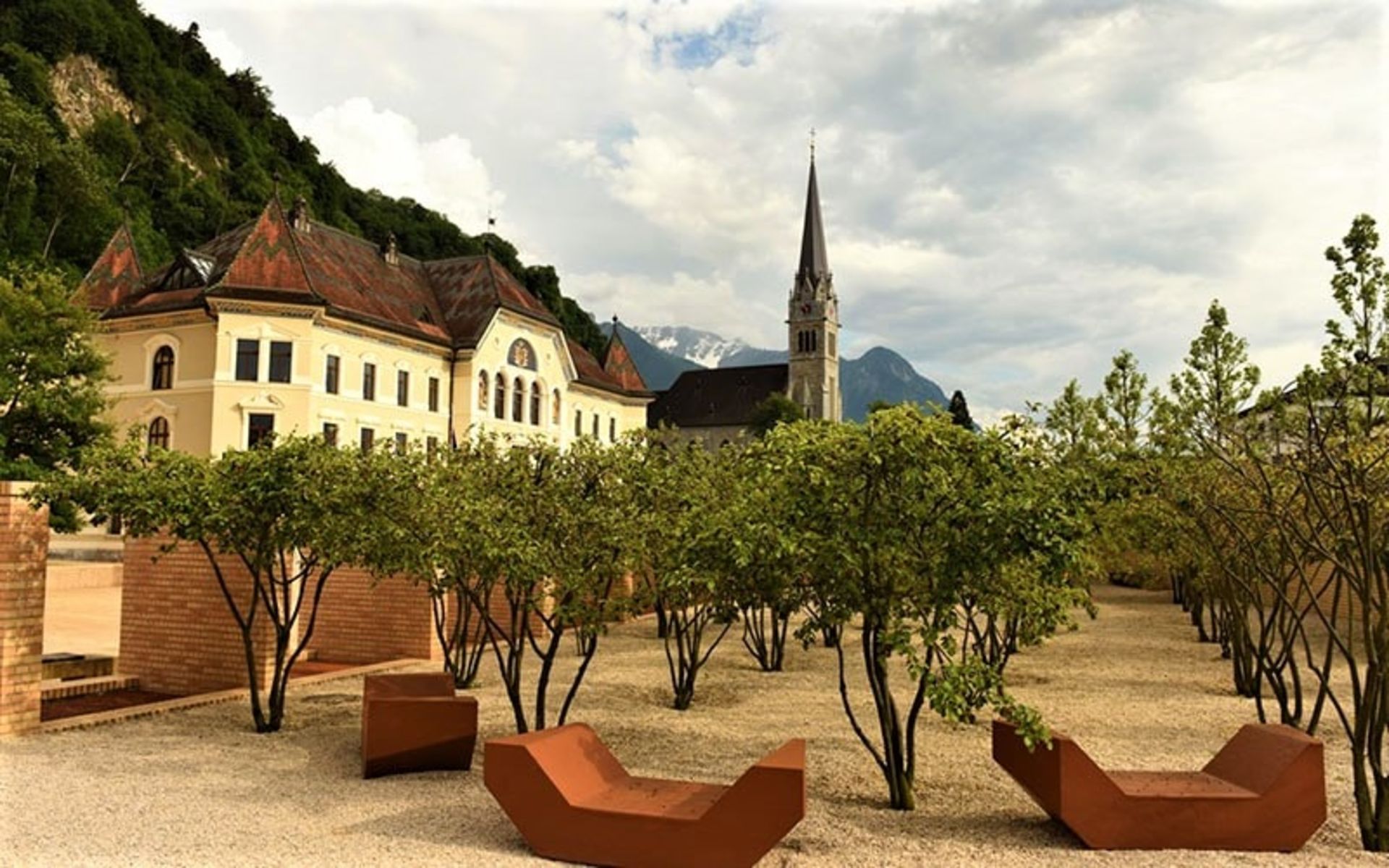 ساختمان های شیروانی در لیختن اشتاین، منبع عکس: getbybus.com، عکاس: ناشناس