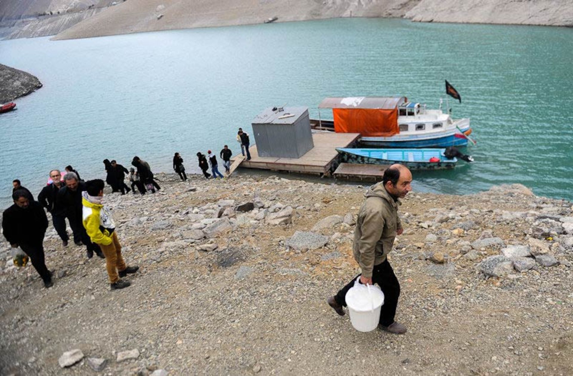 تردد مردم  واریان کنار دریاچه؛ منبع عکس: ایسنا؛ عکاس: برنا قاسمی