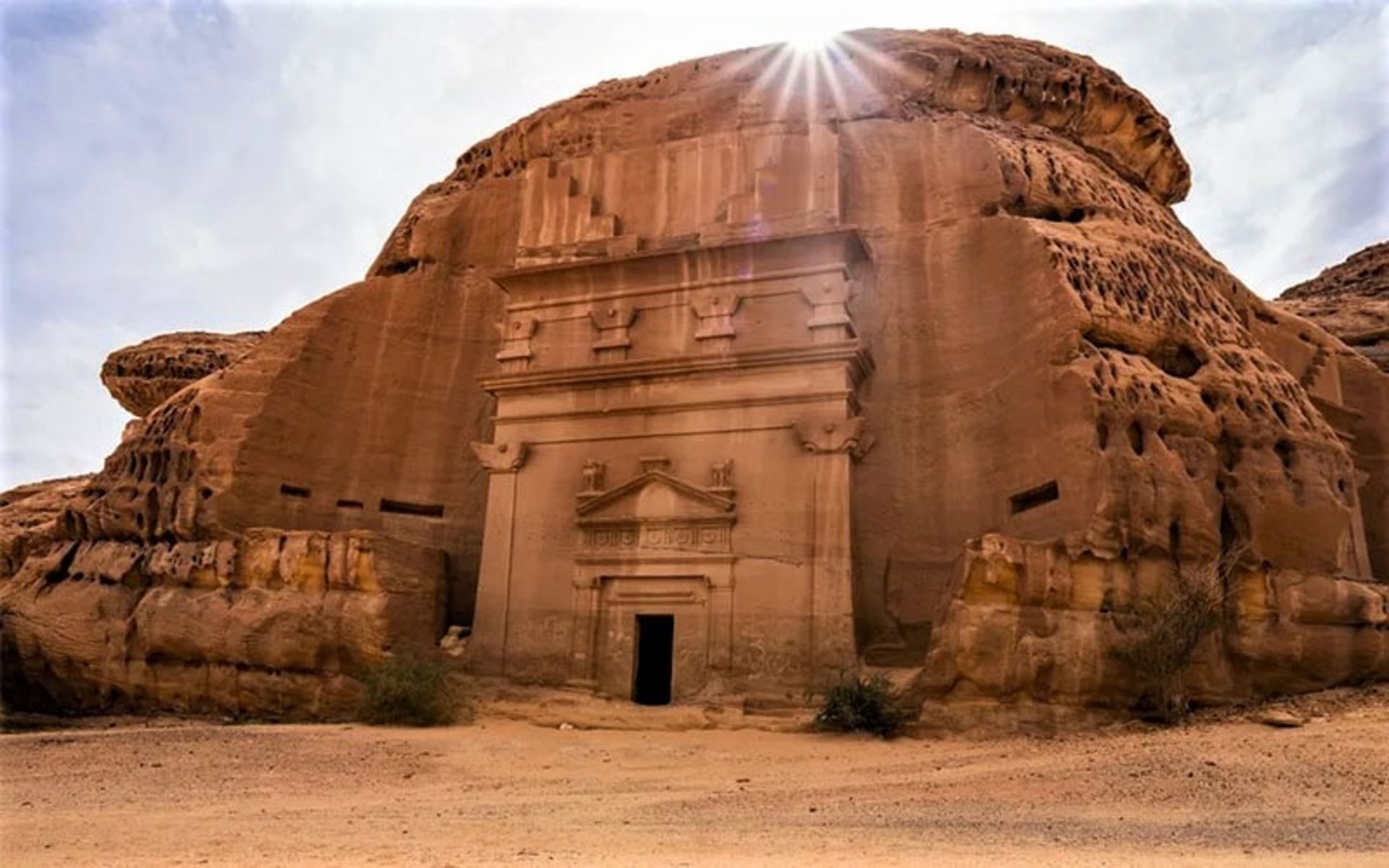 محوطه باستانی هگرا در عربستان، منبع عکس: smithsonianmag.com، عکاس: ناشناس