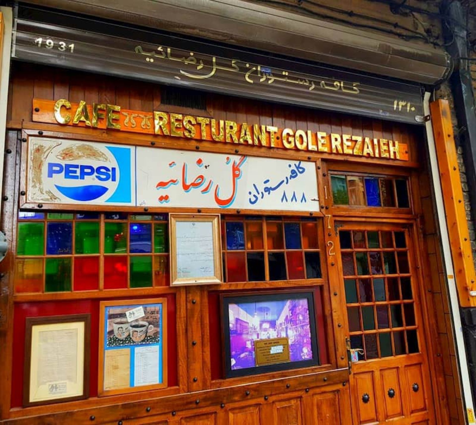 درب چوبی جدید کافه؛ منبع عکس: pinorest؛ عکاس: نامشخص