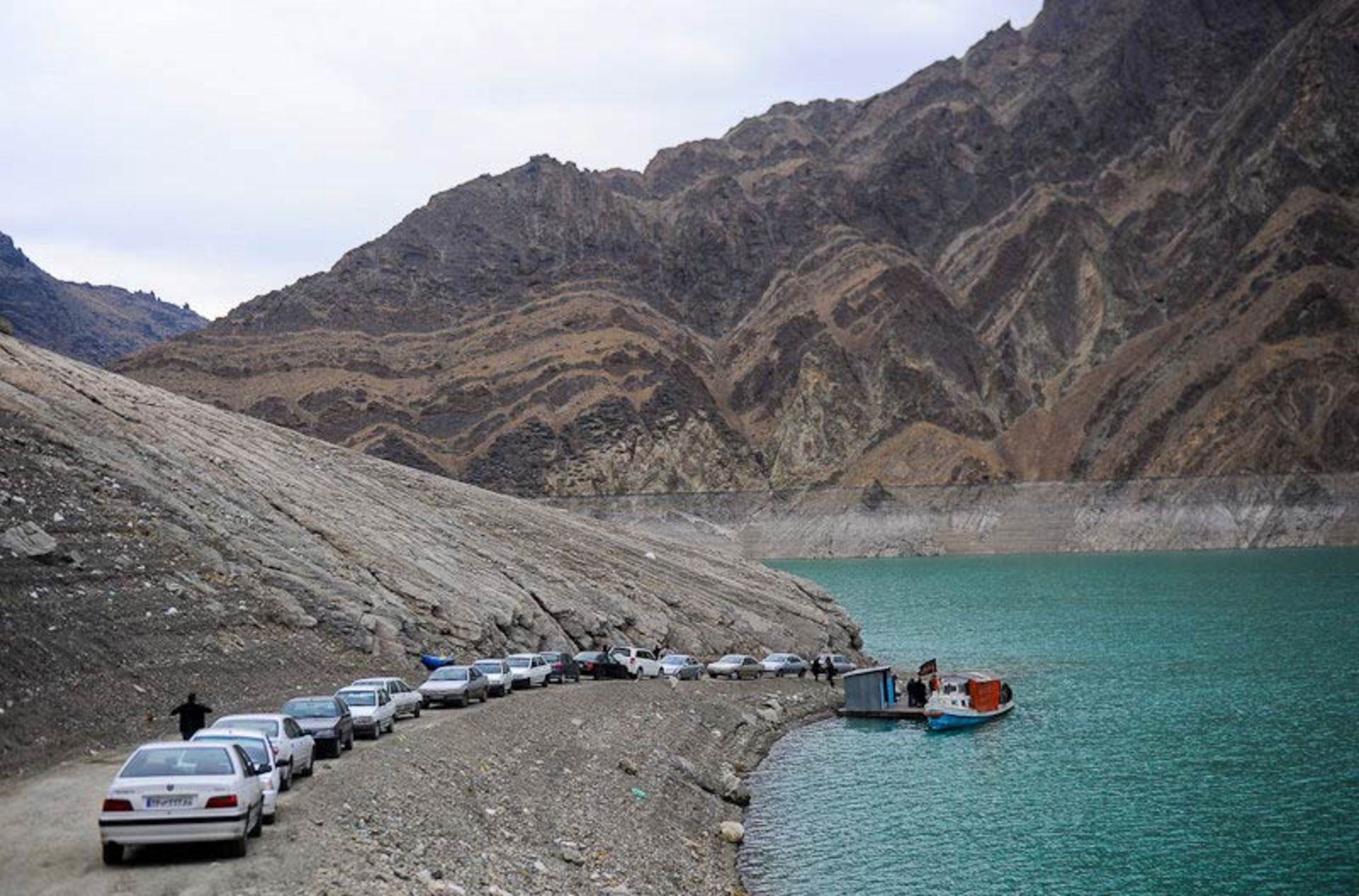 سوار شدن مردم در قایق؛ منبع عکس: ایسنا؛ عکاس: برنا قاسمی