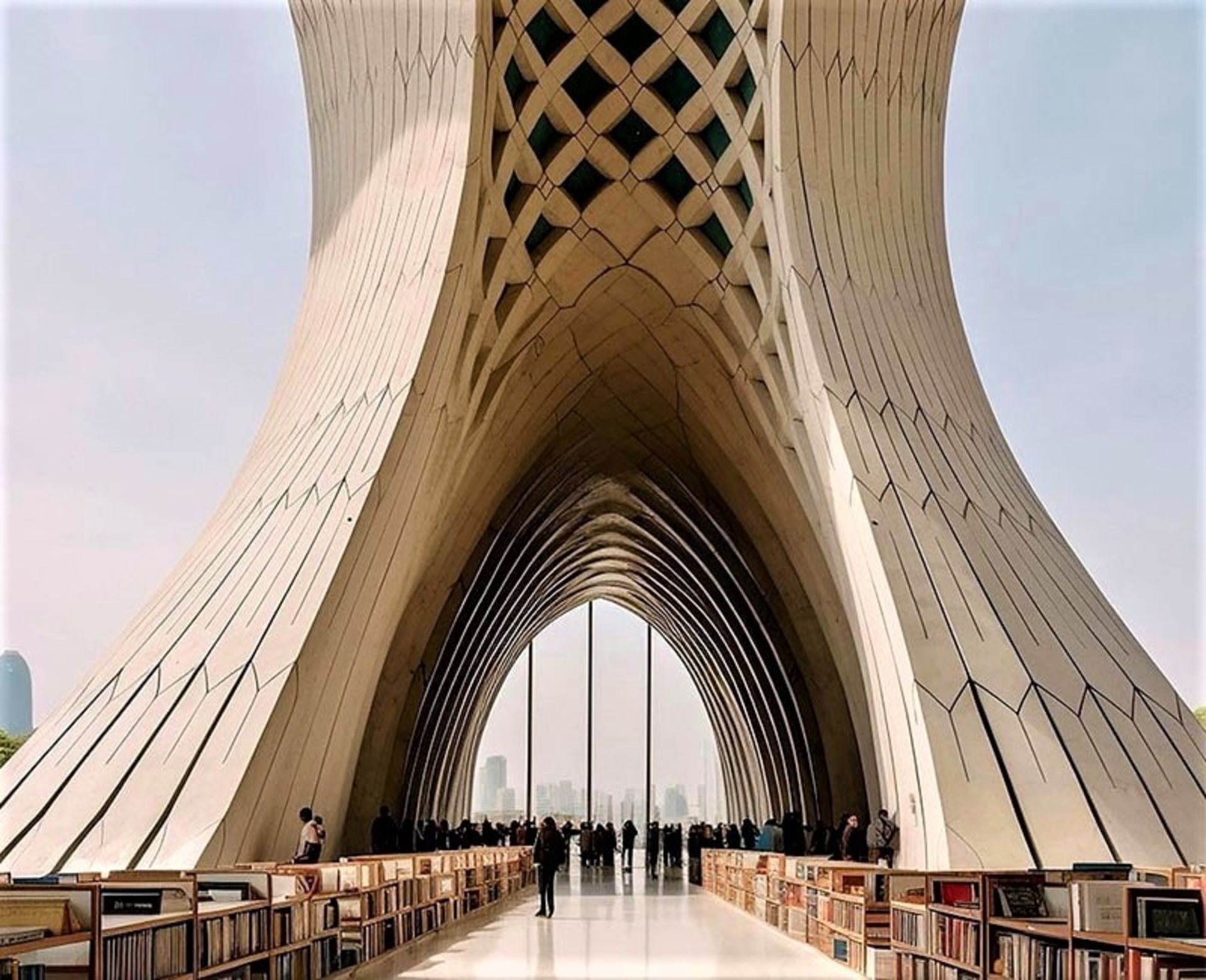 تجسم برج آزادی به شکل کتابخانه