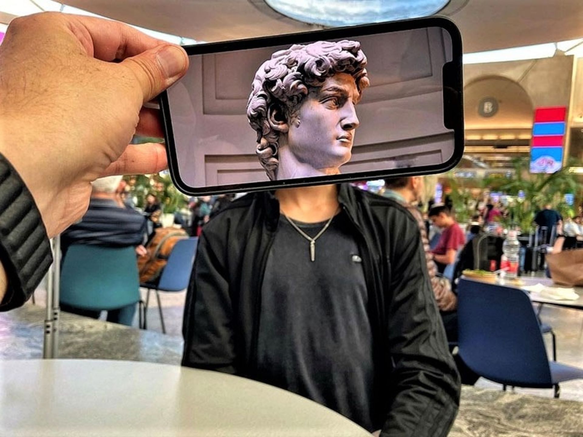 تلفیق عکس سر مجسمه رومی با انسان واقعی