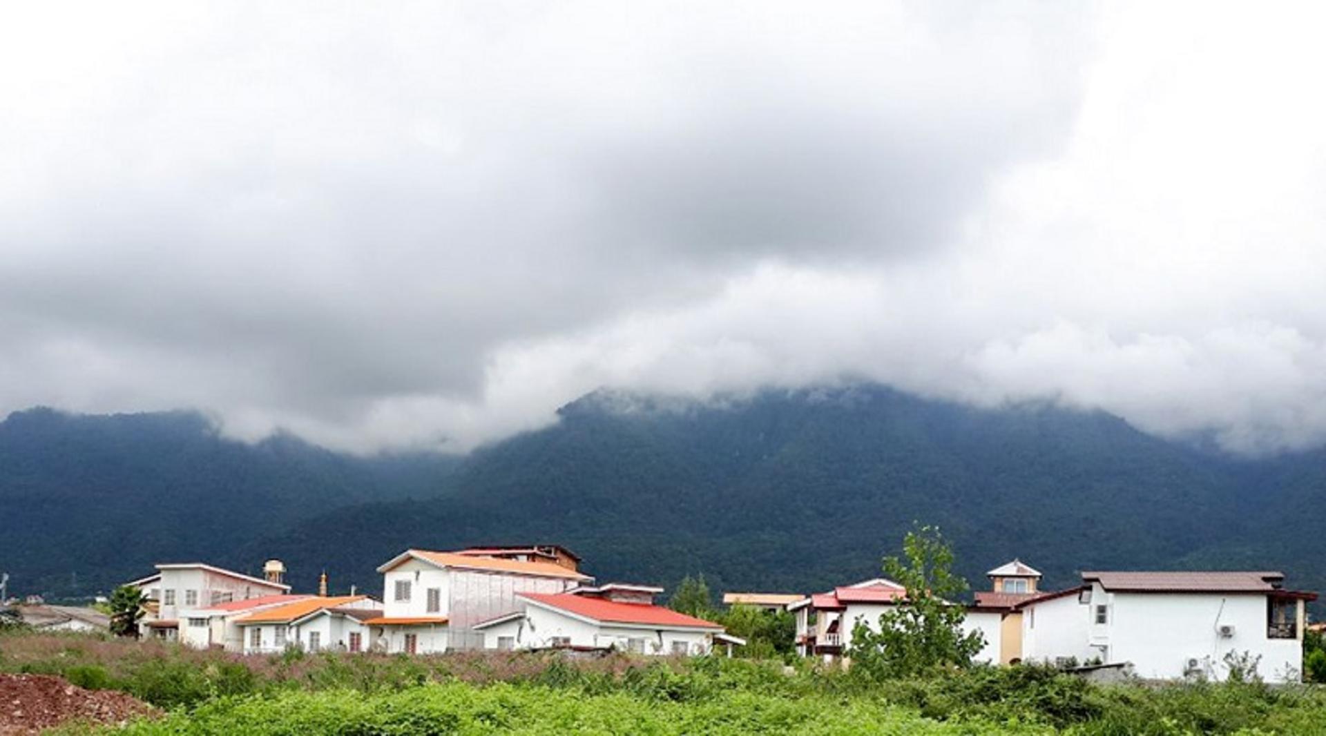روستای چلندر در مه؛ منبع عکس: Blog.Rahbal.com؛ عکاس: نامشخص