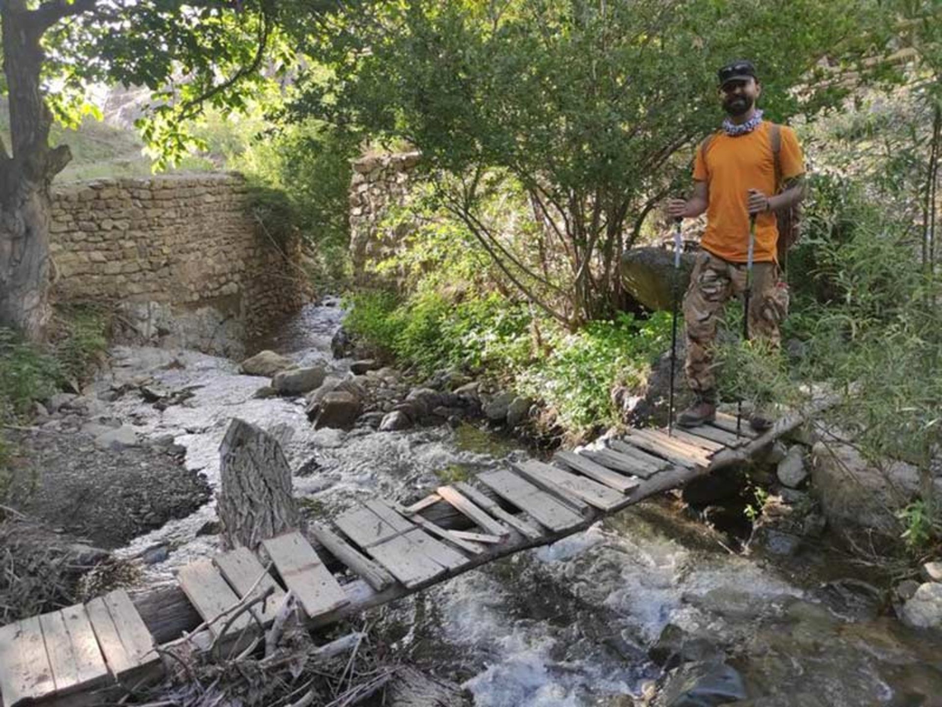 عبور مردی از پل چوبی در واریان؛ منبع عکس؛ پینترست؛ عکاس: نامشخص