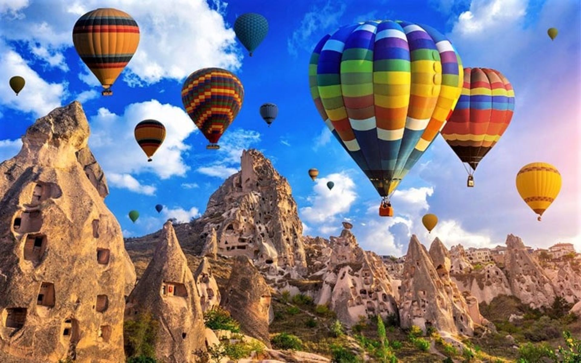 تعداد زیادی بالون در کاپادوکیه ترکیه، منبع عکس: tourscanner.com، عکاس: ناشناس