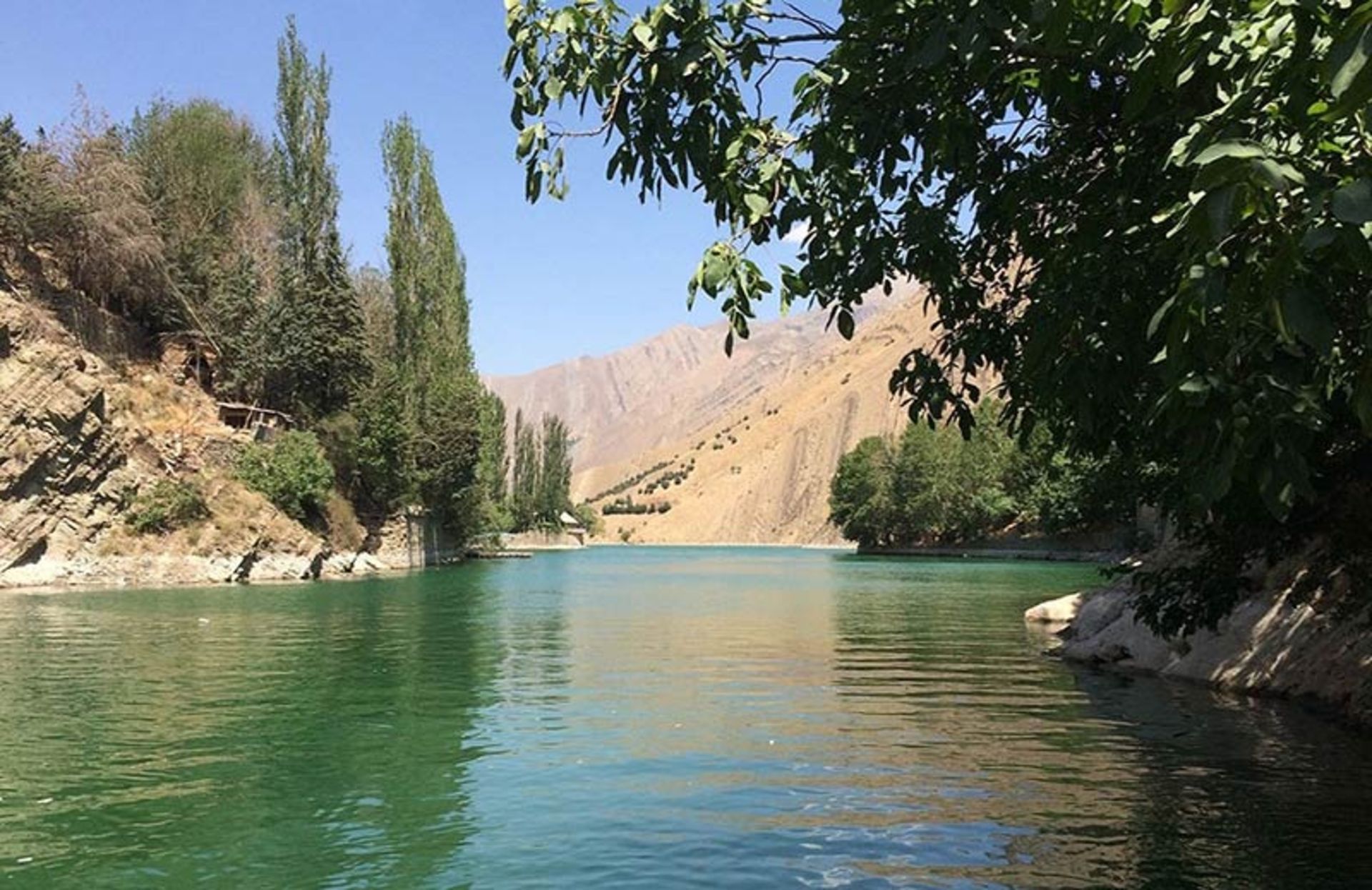 دریاچه سد کرج در میان طبیعت واریان؛ منبع عکس: fr.irandestination؛ عکاس: نامشخص