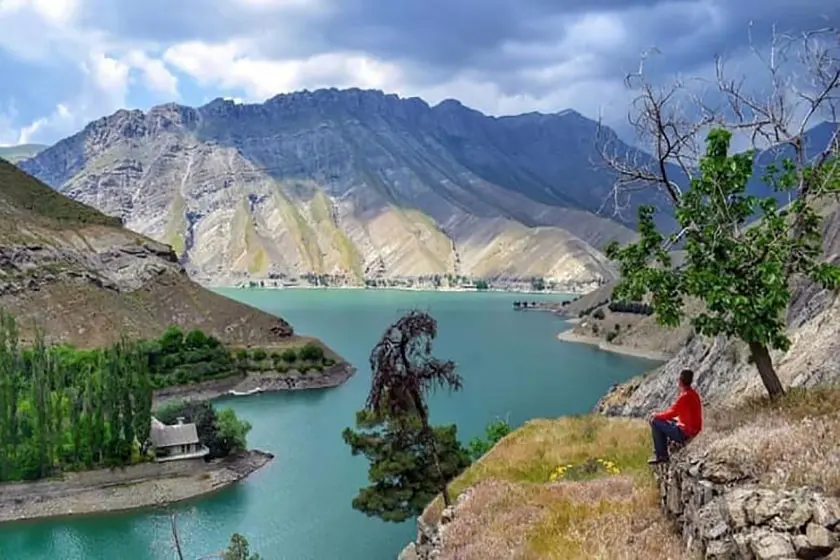 نمایی از دریاچه سد کرج از روستای واریان؛ منبع عکس: پینترست؛ عکاس: نامشخص