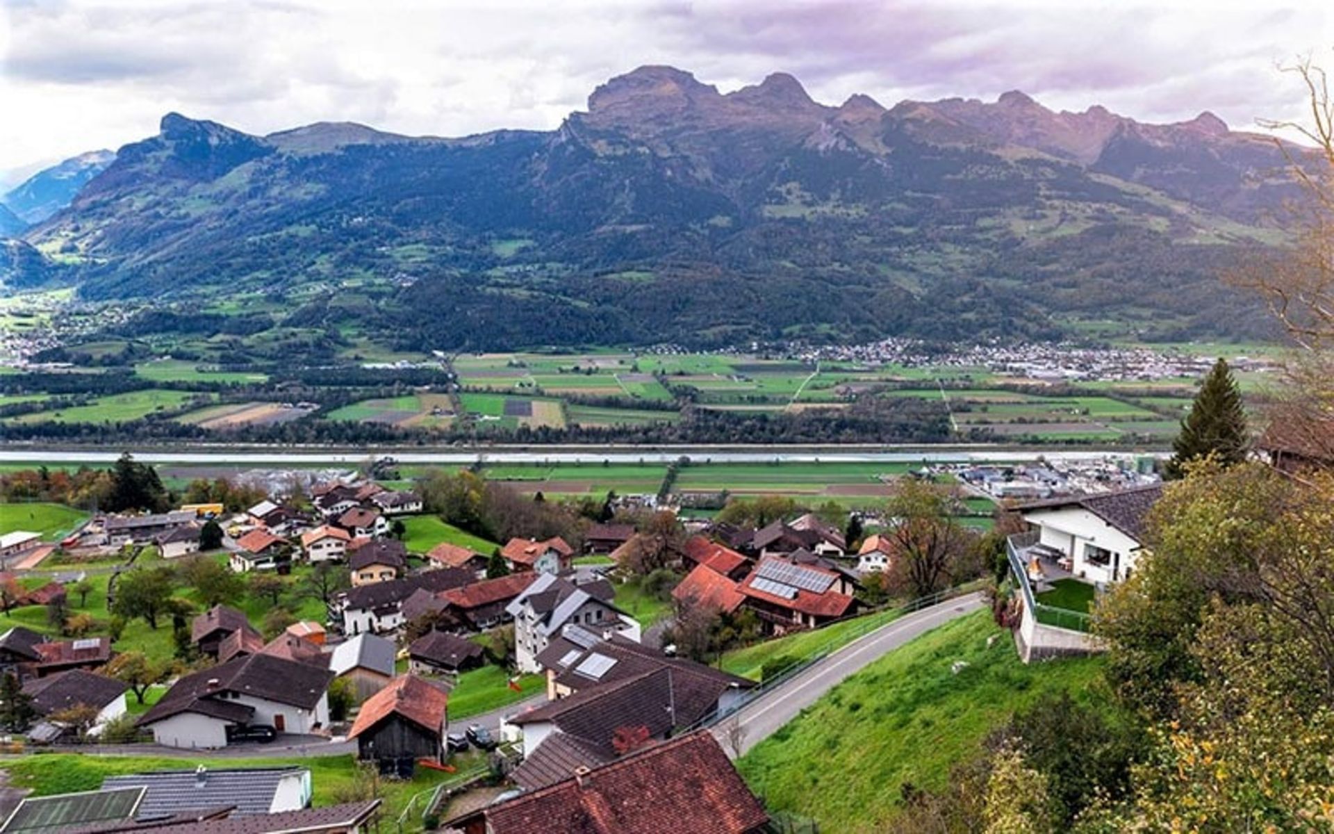 عکس هوایی از پایتخت لیختن اشتاین، منبع عکس: ryderwalker.com، عکاس: ناشناس