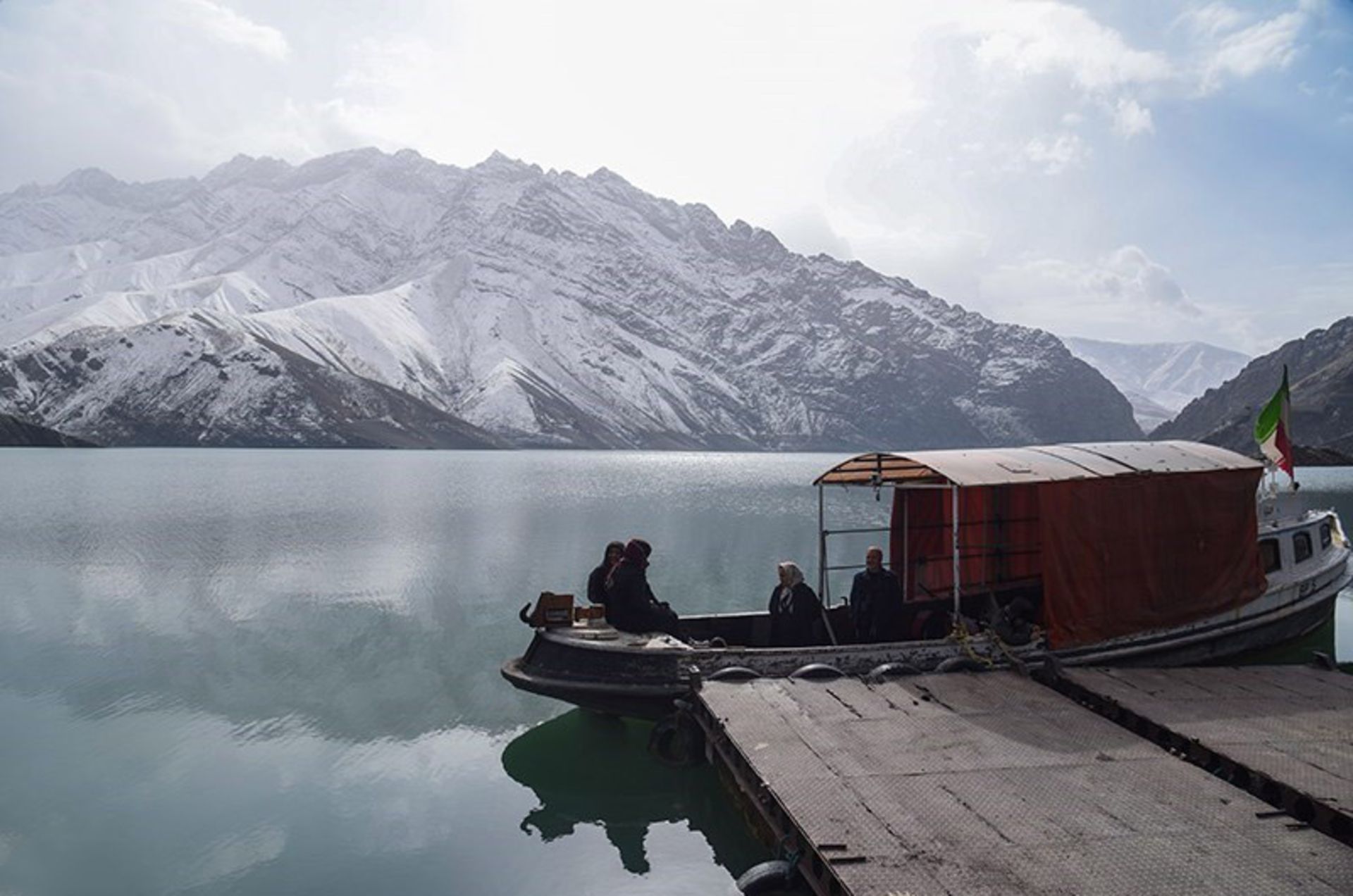 عبور مردم با قایق؛ منبع عکس: خبرگزاری تسنیم؛ عکاس: محمدصادق نیک گستر
