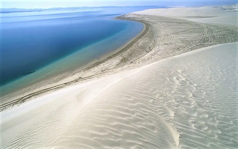 صحرا و دریا در کنار هم در خور العدید قطر، منبع عکس: expedia.com، عکاس: ناشناس