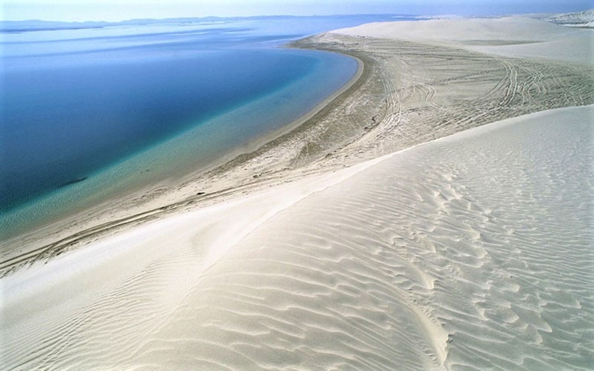 صحرا و دریا در کنار هم در خور العدید قطر، منبع عکس: expedia.com، عکاس: ناشناس