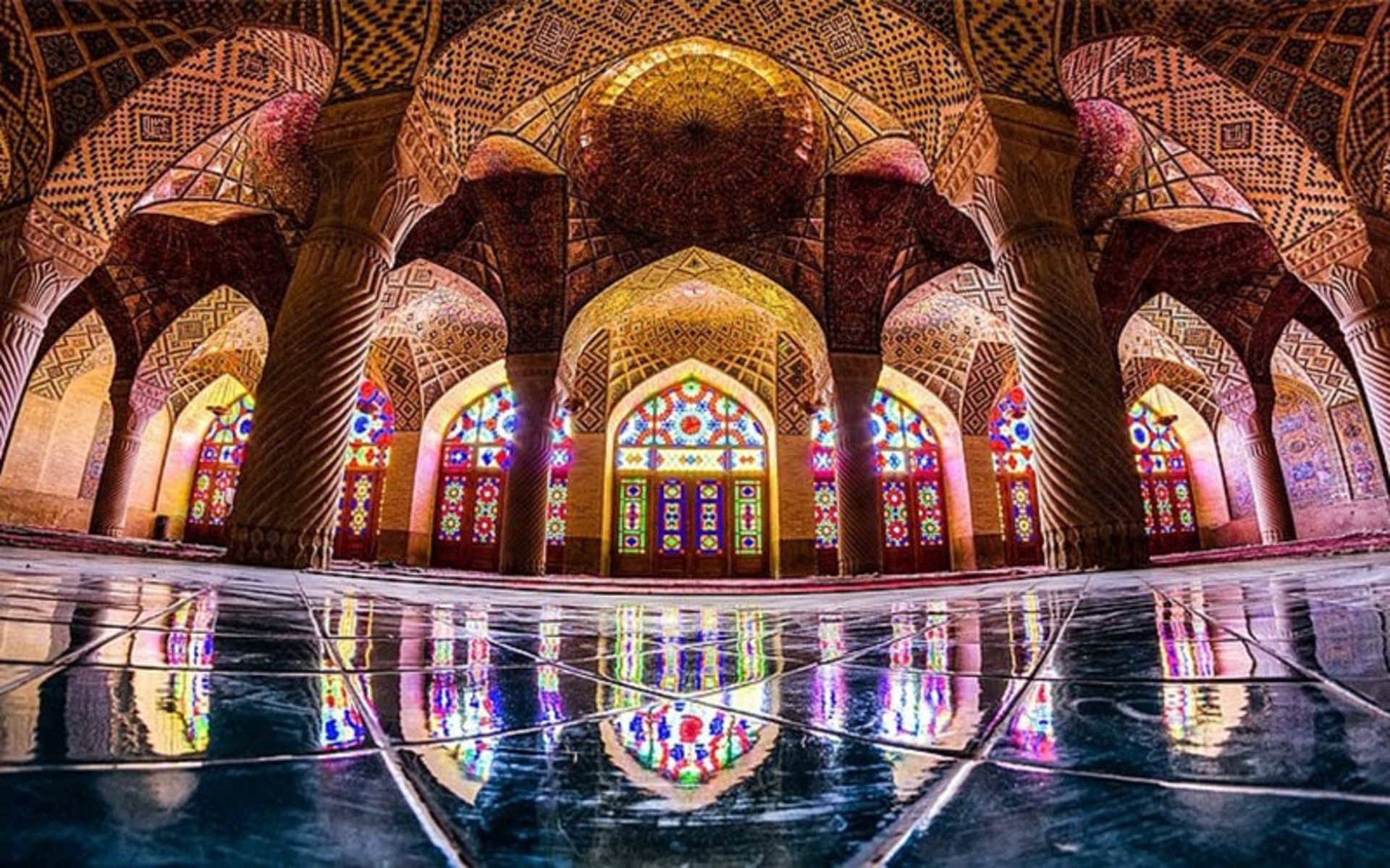 عکس مسجد صورتی شیراز با پنجره های رنگی، منبع عکس: ویکی پدیا، عکاس: MohammadReza Domiri Ganji