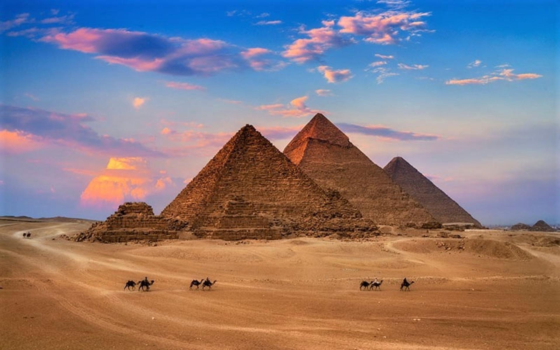 تردد شترسواران در اهرام ثلاثه مصر،‌منبع عکس: lonelyplanet.com، عکاس: ناشناس